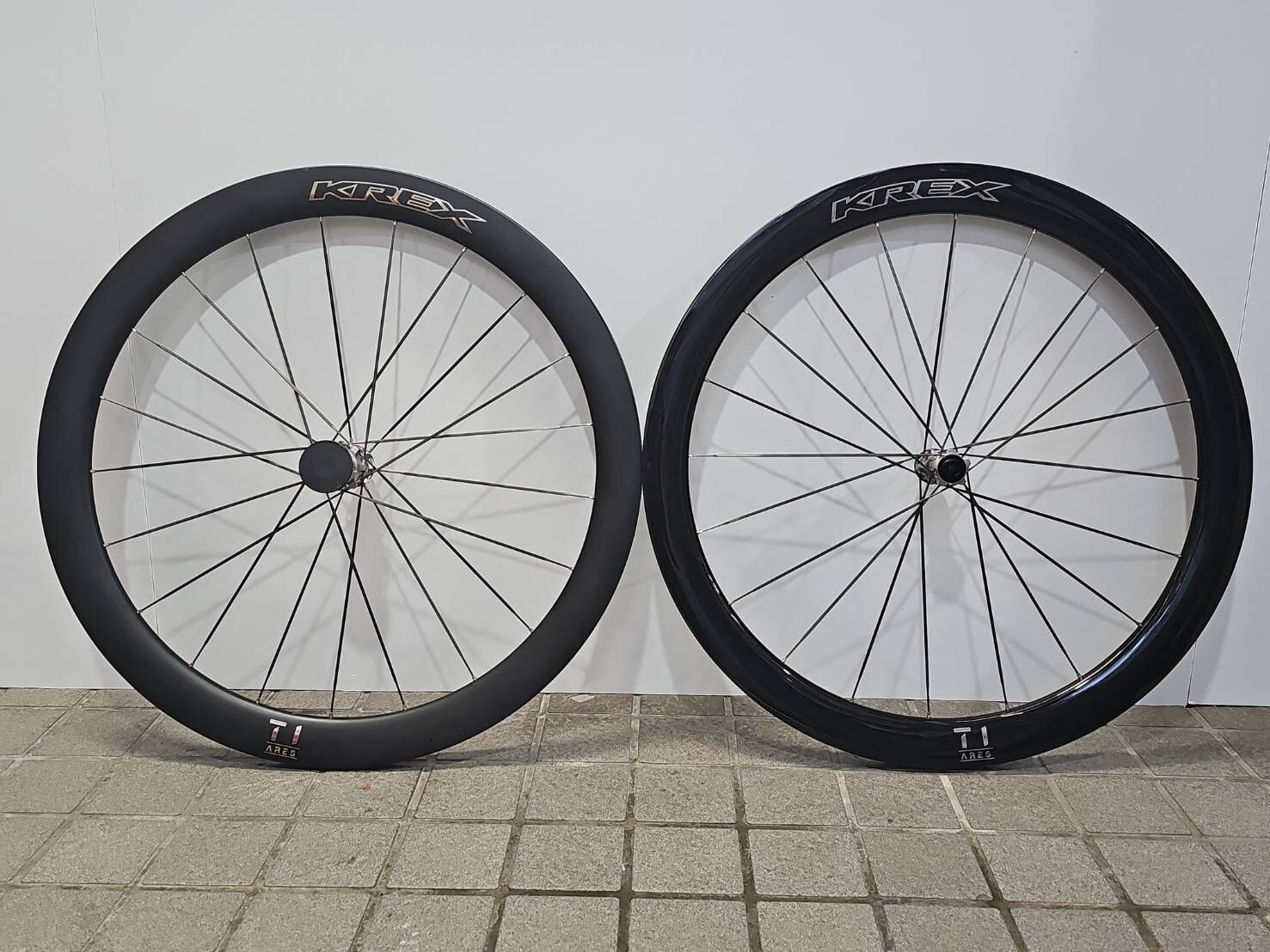KREX TI ARES 碟剎碳纖維輪組 ARES 碳框碟刹版 中心鎖入式 碳纖輪組+鈦合金輻帽+碳纖輻條 框高:50mm 重量:1210g+-2%