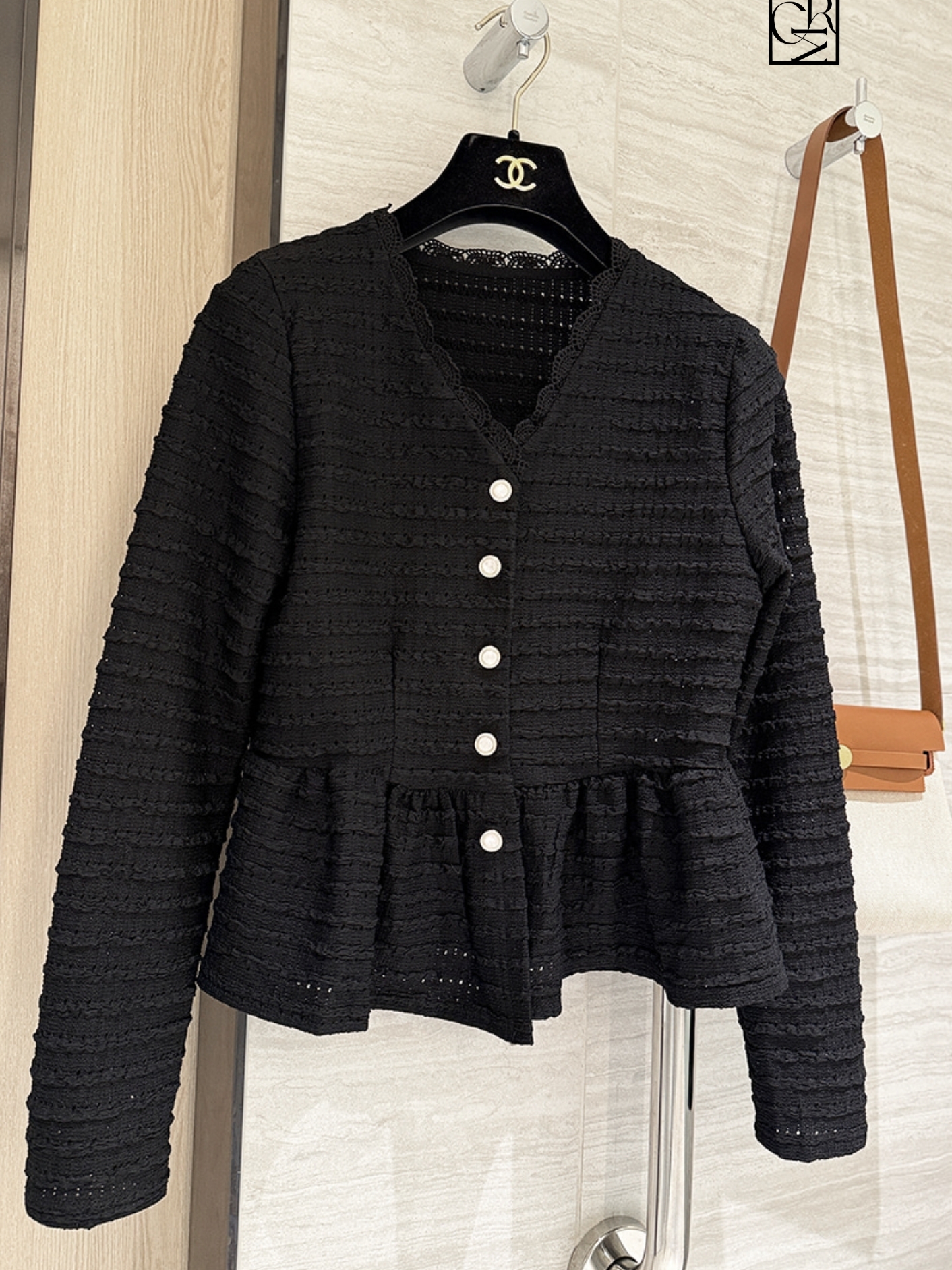 蕾絲織紋感V領排釦收腰傘擺上衣罩衫 / 2色