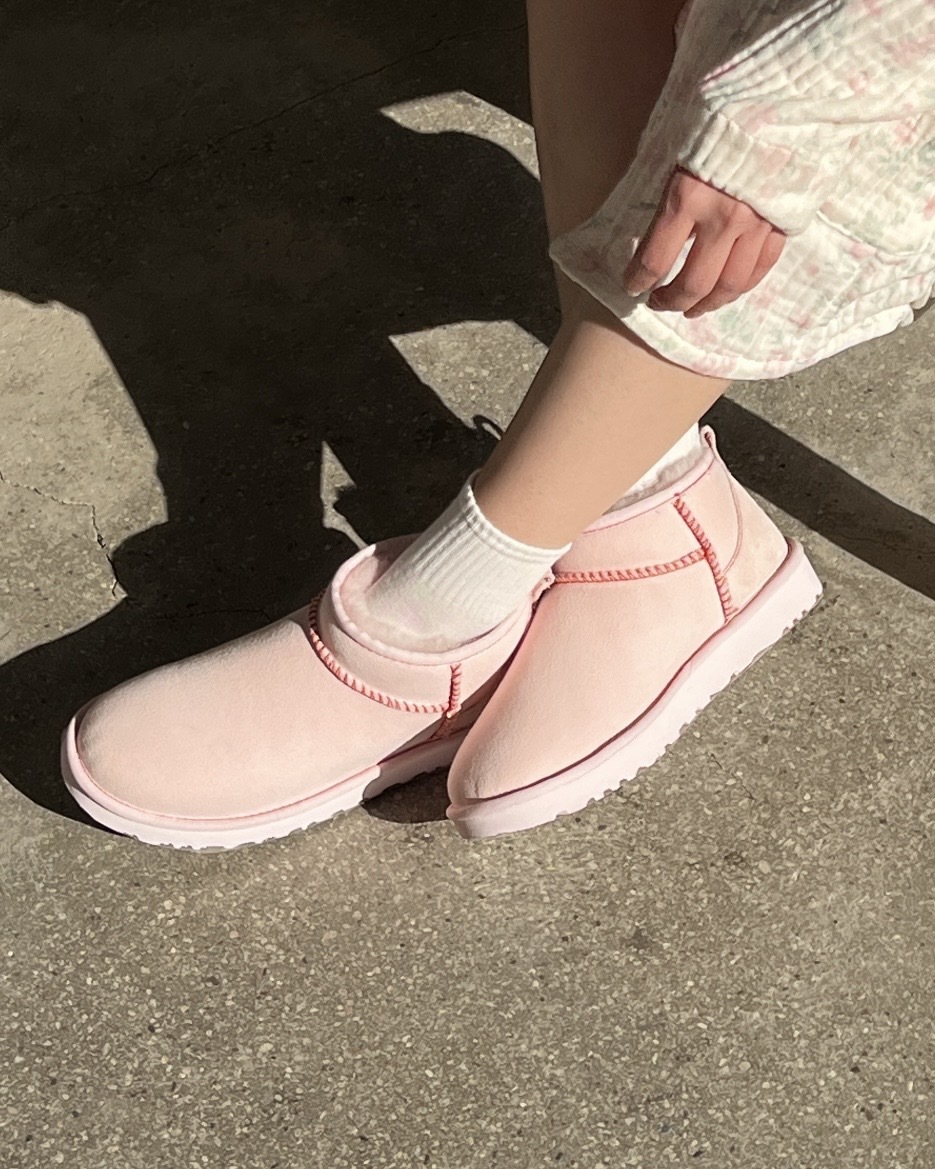 UGG CLASSIC ULTRA MINI LOVE 2026年 情人節限定款 雪靴 高筒 愛心標誌 粉色 粉紅色 女鞋 1180872 / 預購