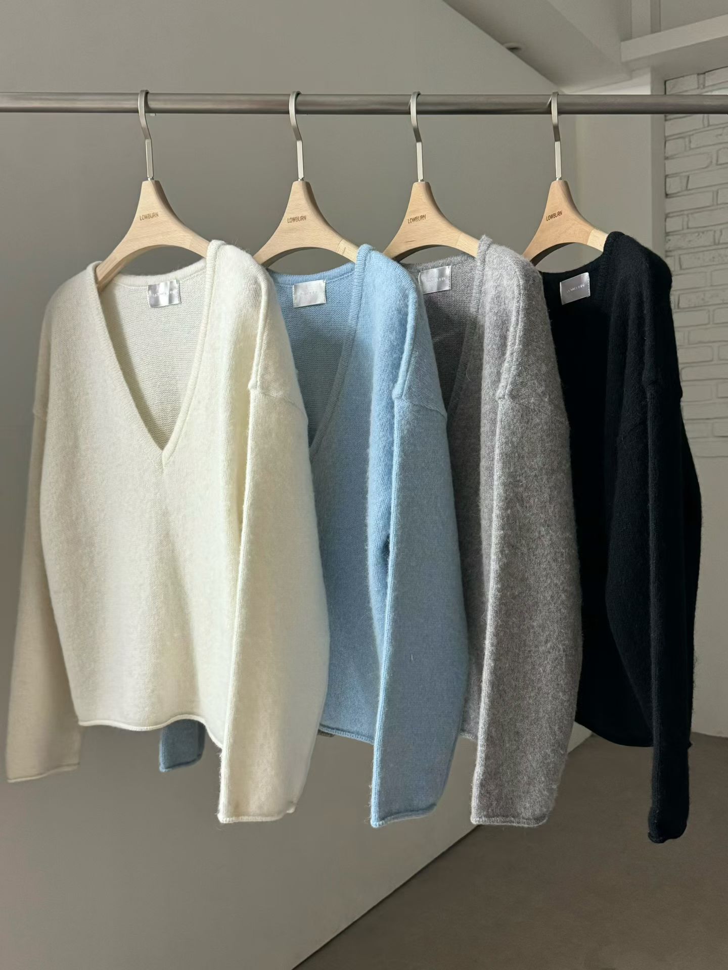 LN5511 捲邊大V針織衫 *特價* (充值購物金不適用)