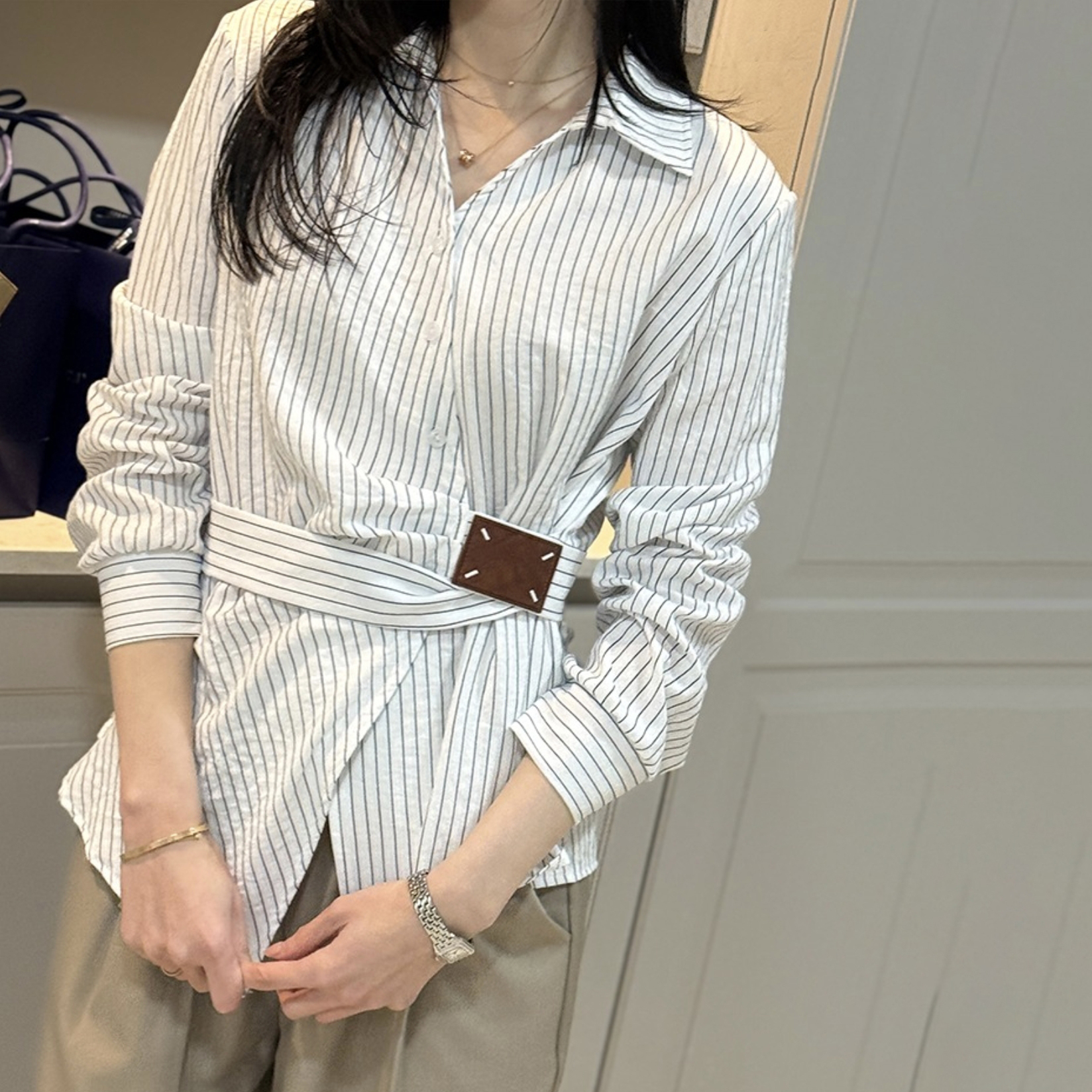 不對稱扭結皮標後綁帶造型直條紋上衣 / 2色