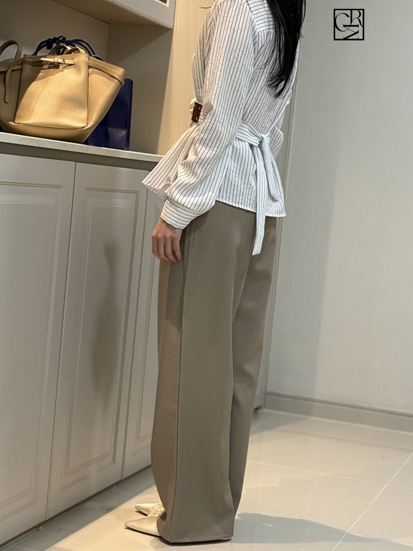 不對稱扭結皮標後綁帶造型直條紋上衣 / 2色