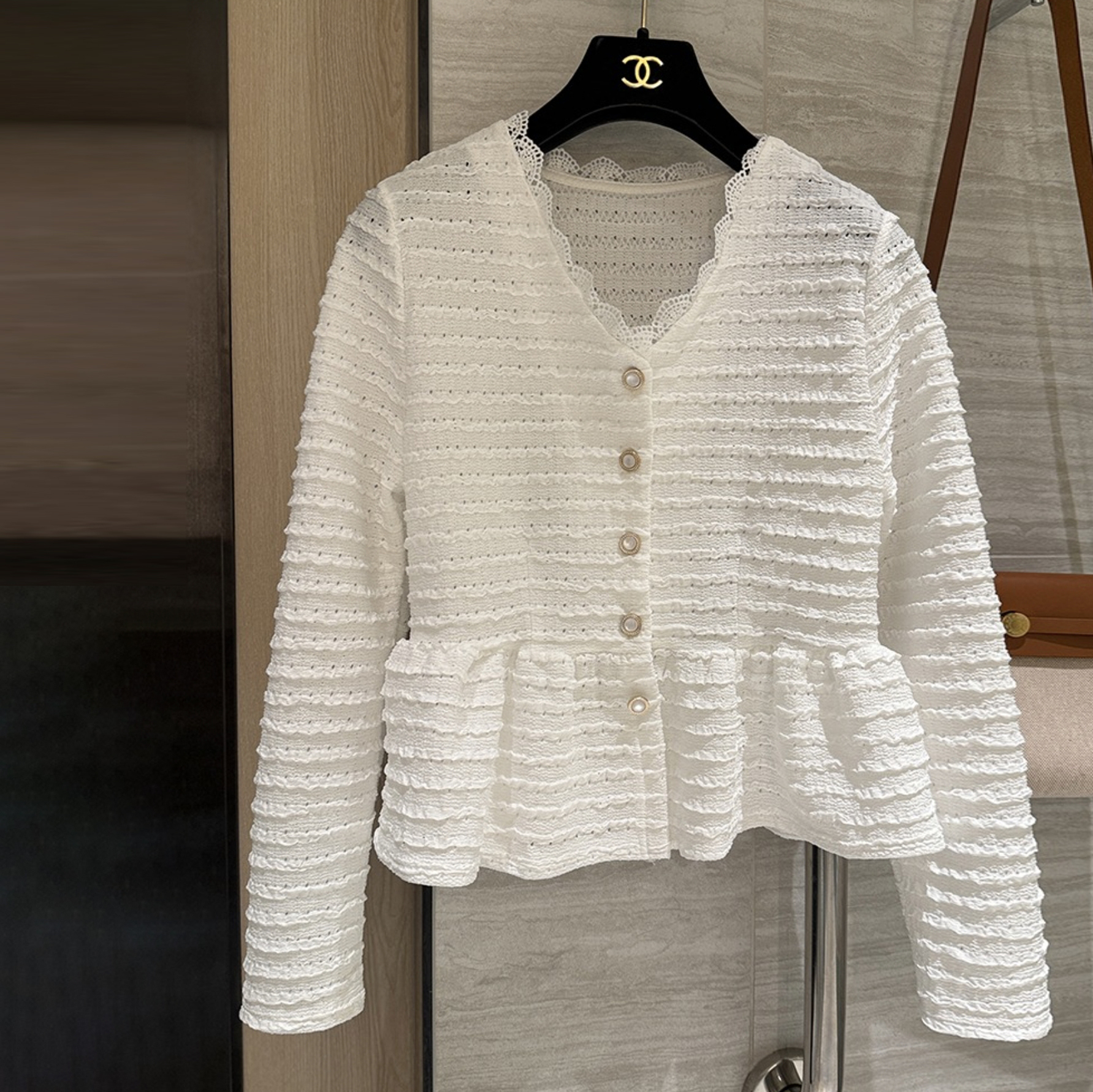 蕾絲織紋感V領排釦收腰傘擺上衣罩衫 / 2色