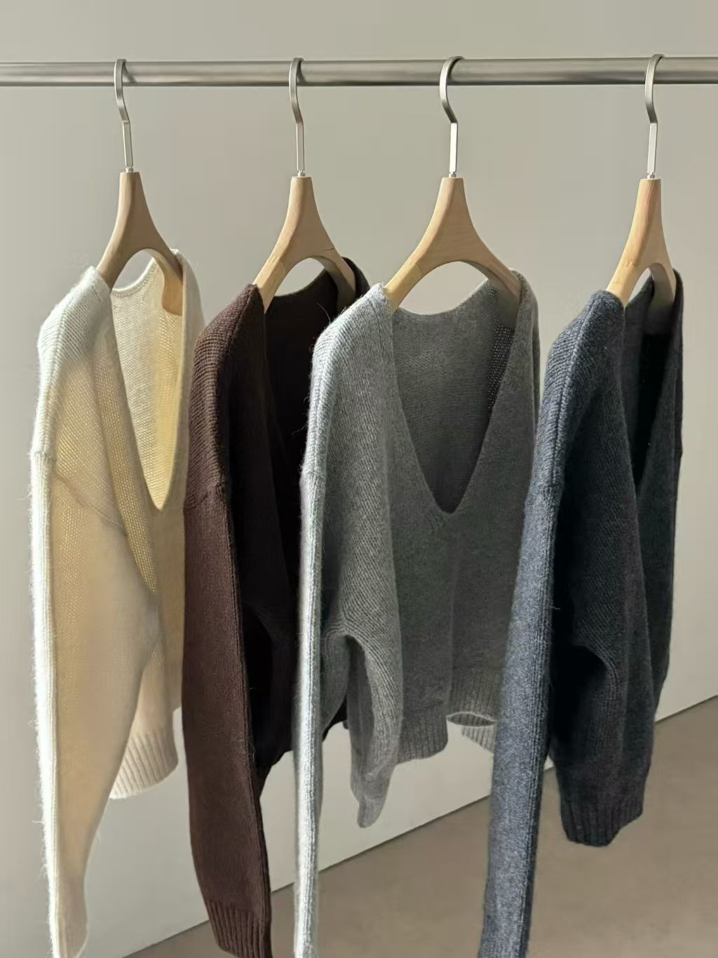 LN5517 大V疊穿短版冷衫 *特價* (充值購物金不適用)