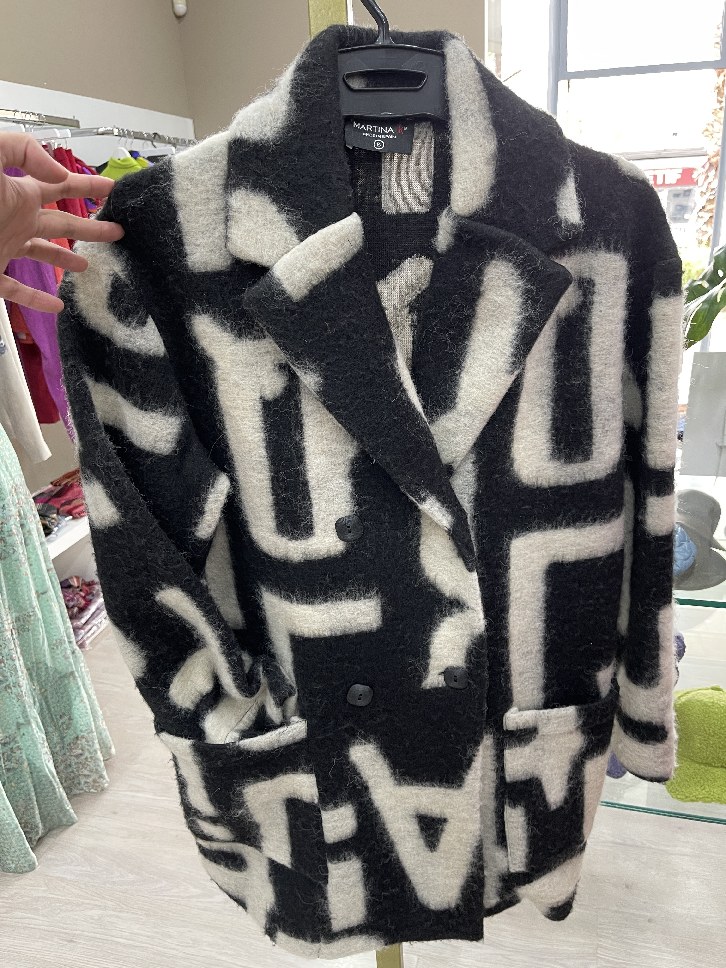 HOT-LLG0210-010 輕身黑白大外套 (A10)