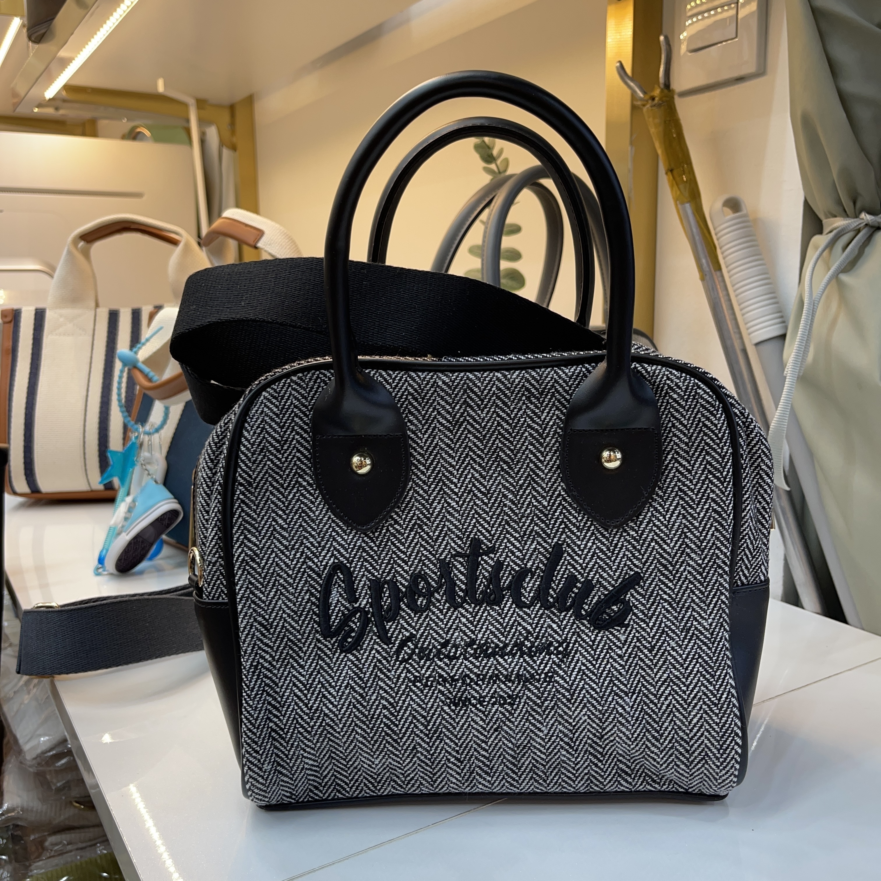 HOT-LLG0210-070 黑灰文字手挽袋 (A70)