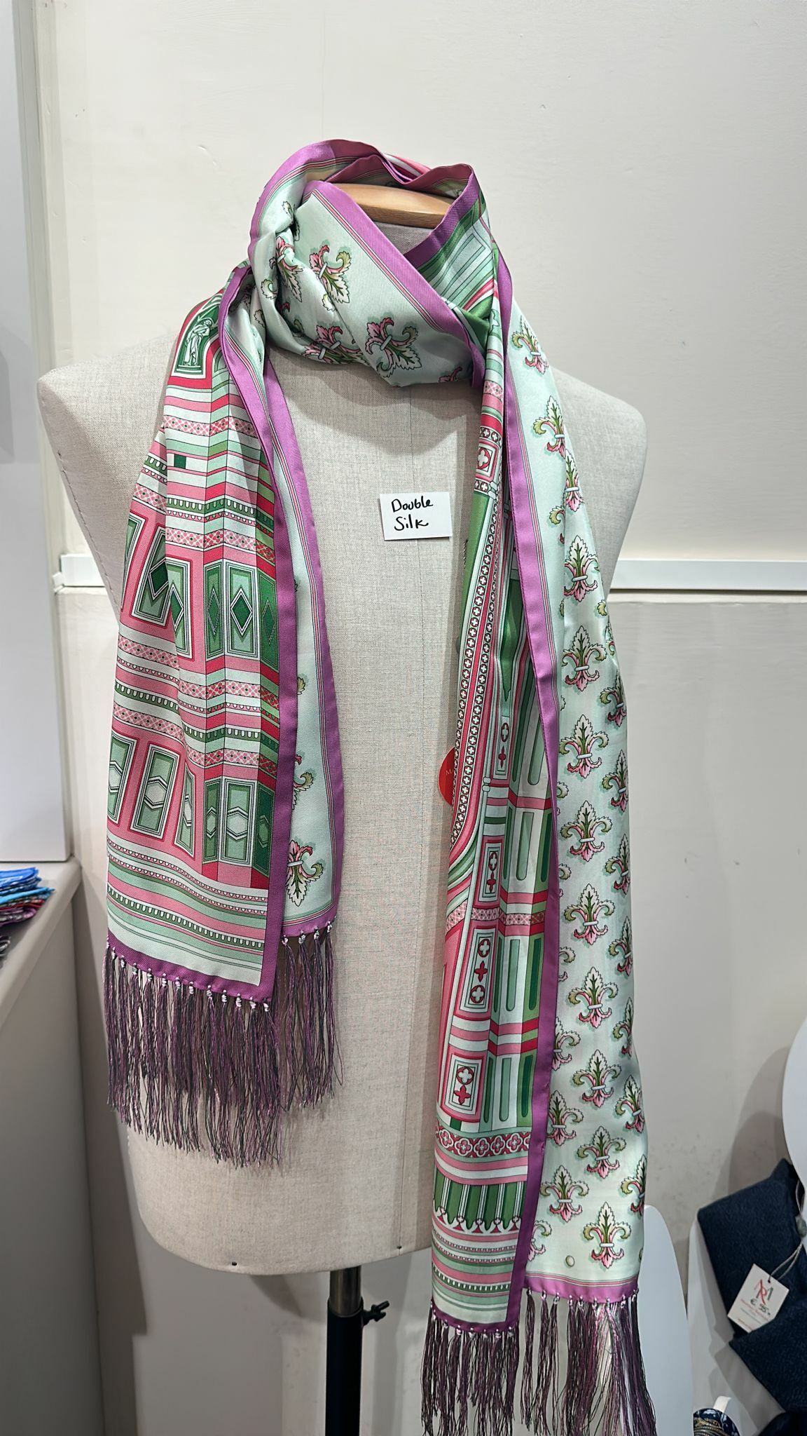 HOT-LLG0210-129 綠底粉紅邊 綠色區圖案 絲巾 (A129)