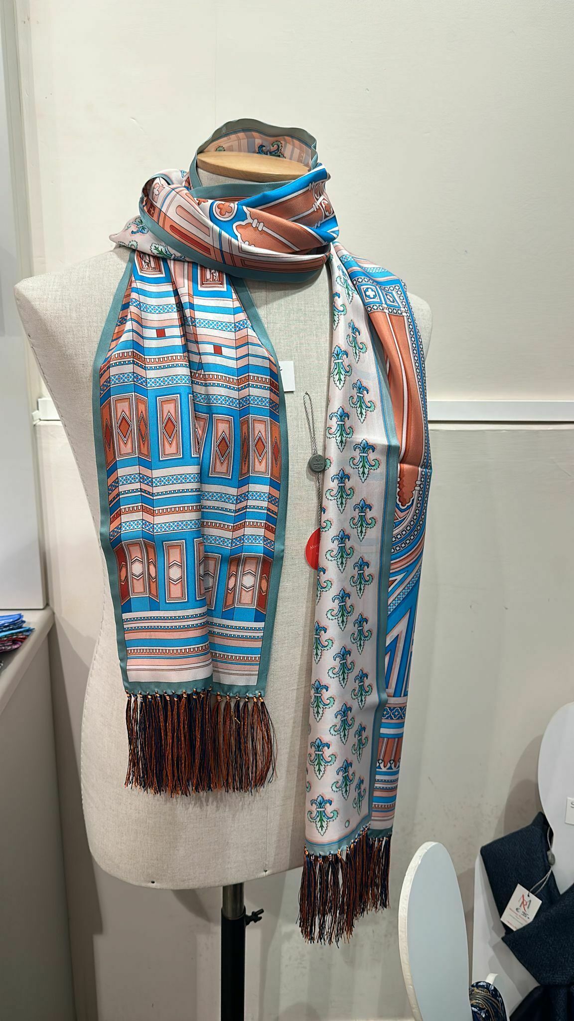 HOT-LLG0210-130 藍底粉藍邊 綠色區圖案 絲巾 (A130)