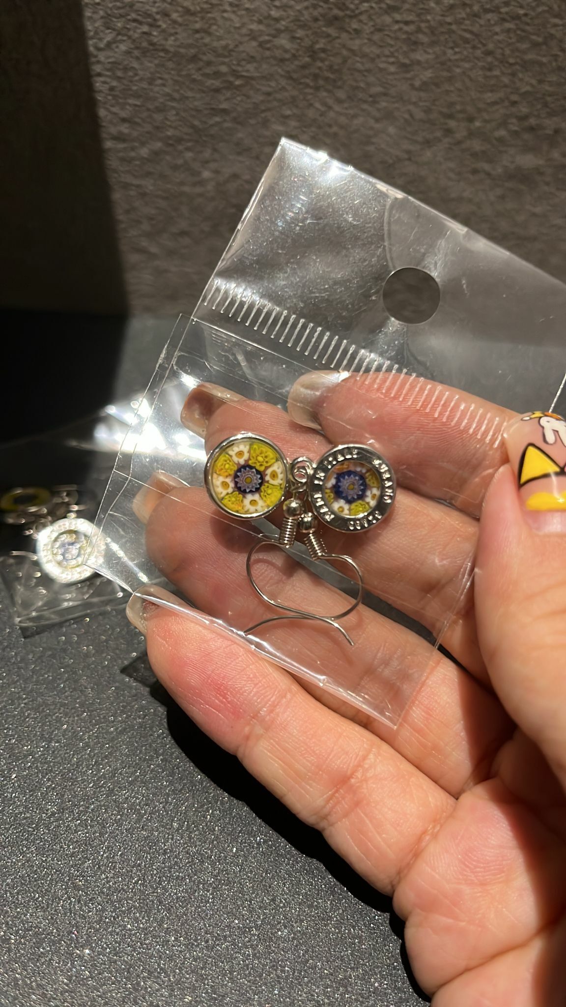 HOT-LLG0210-154 白黃色 中間黑花 玻璃耳環 (A154)