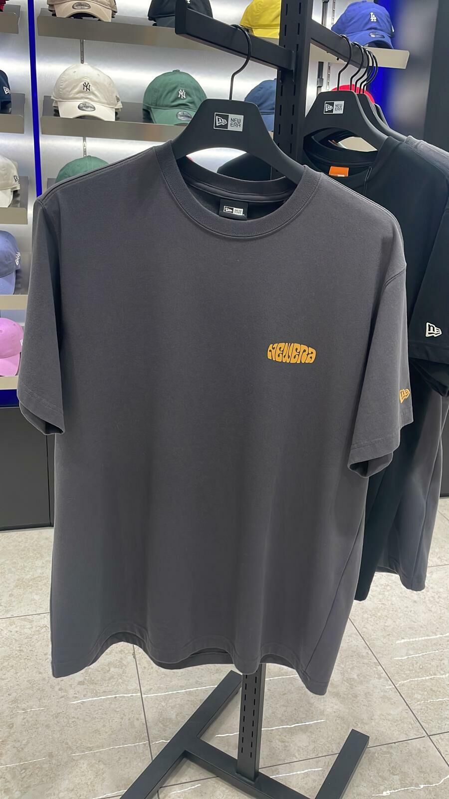 HOT-LLG0210-166 NEWERA 13546425-黑T背面橙圓形 M SIZE (A166)