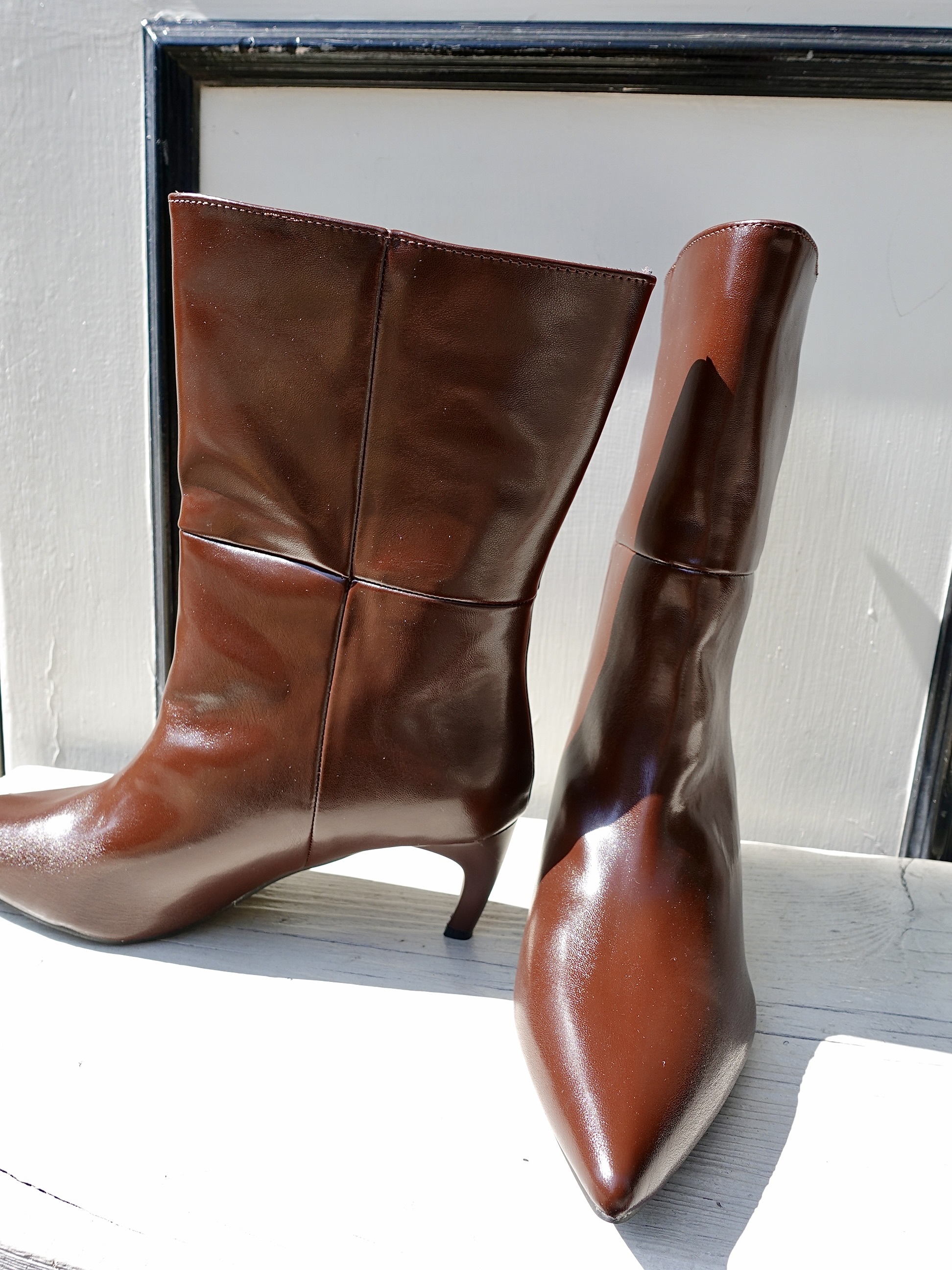 Brown Chic 摩卡色壓線亮皮中跟短靴