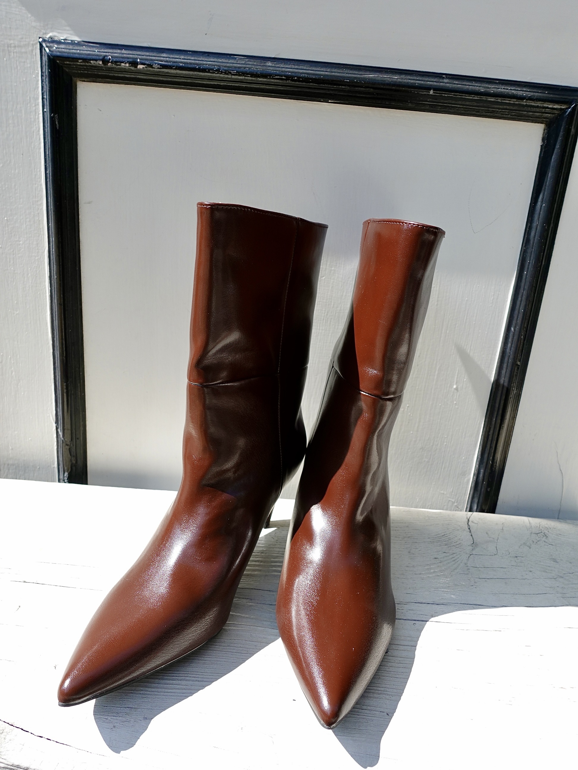 Brown Chic 摩卡色壓線亮皮中跟短靴