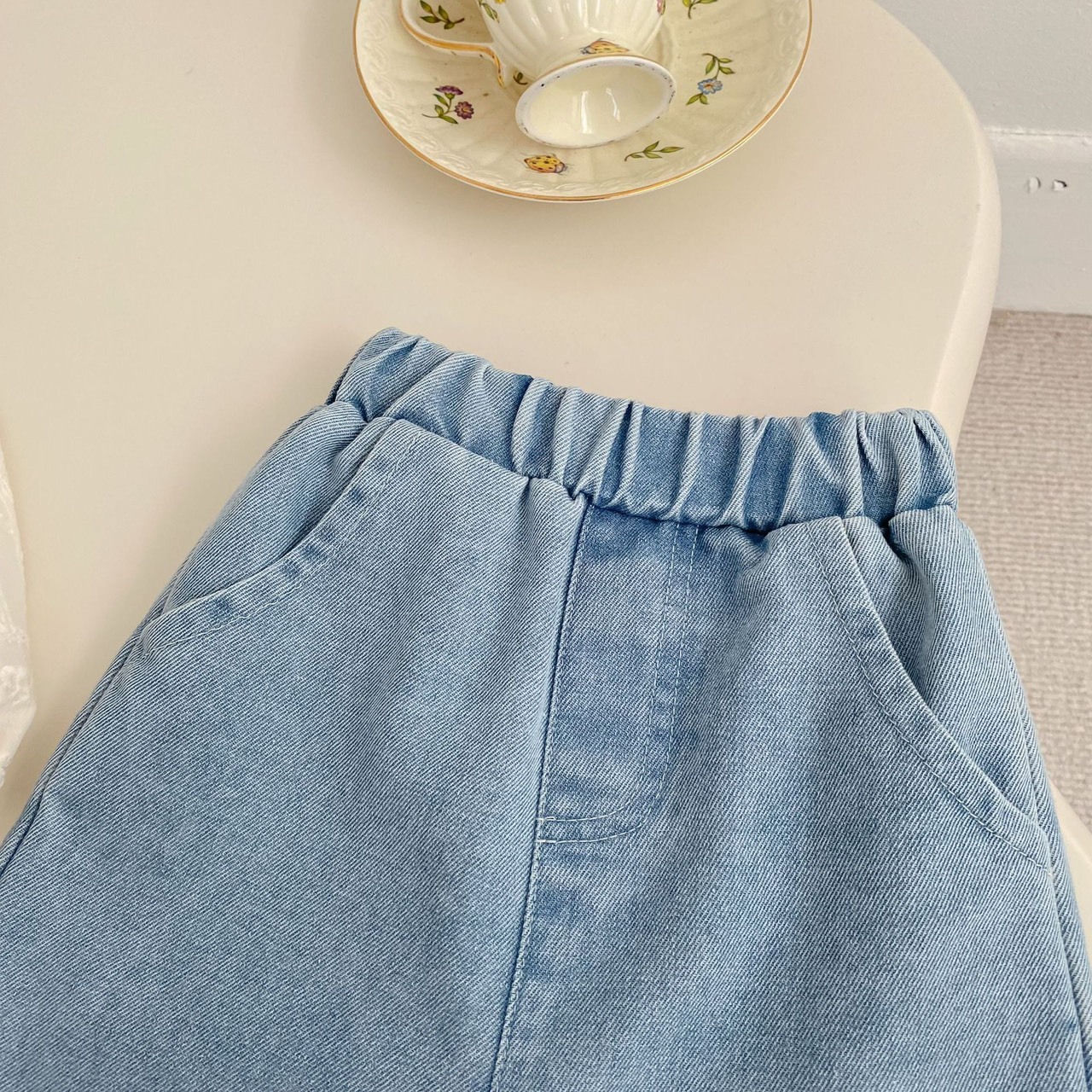 花邊淺色牛仔褲