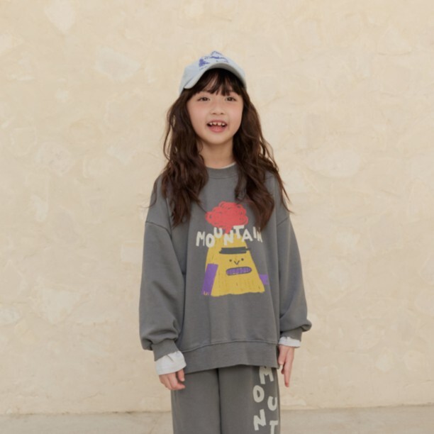 90-160 手繪火山人大學T 2色