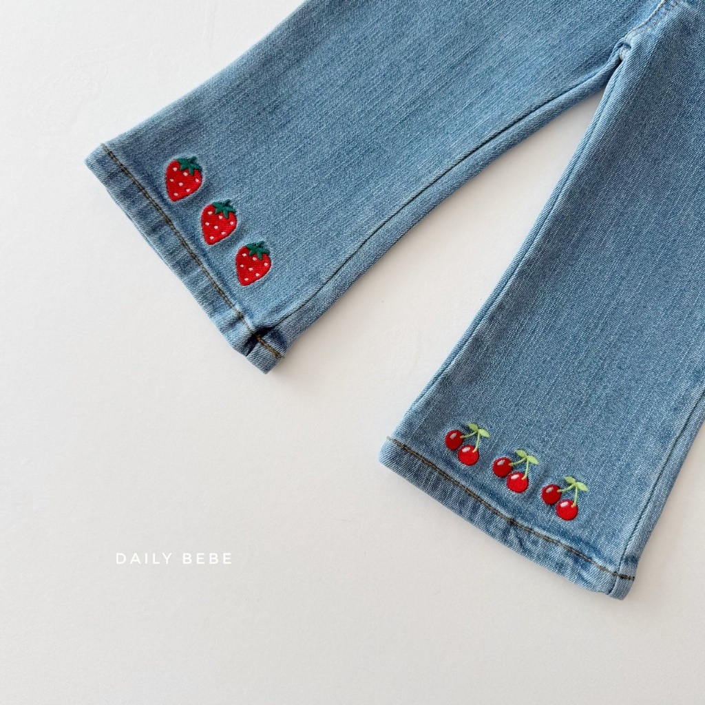 正韓春Daily Bebe 草莓櫻桃牛仔喇叭褲