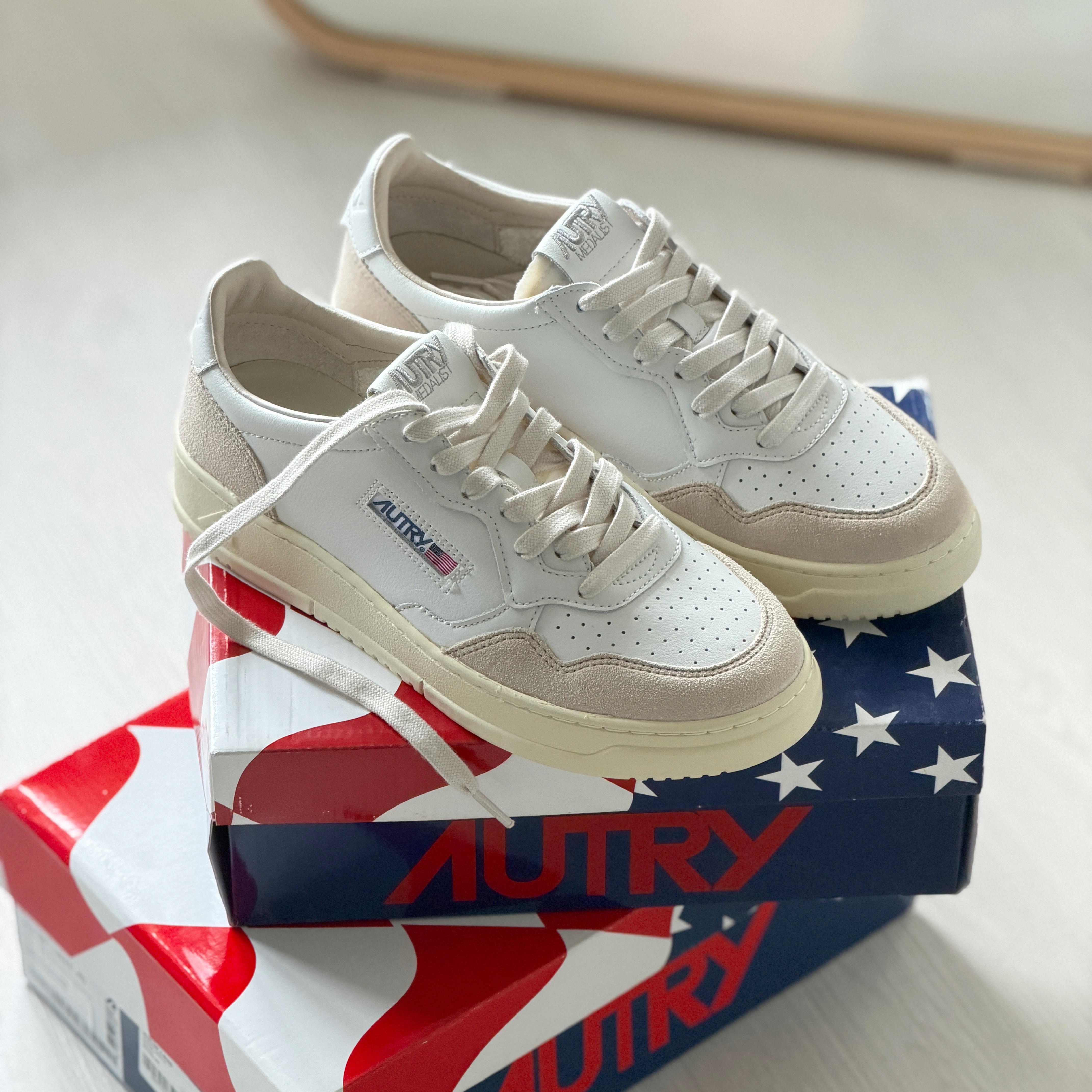 現貨 | Autry Medalist Low Suede Leather 白尾 麂皮 小牛皮