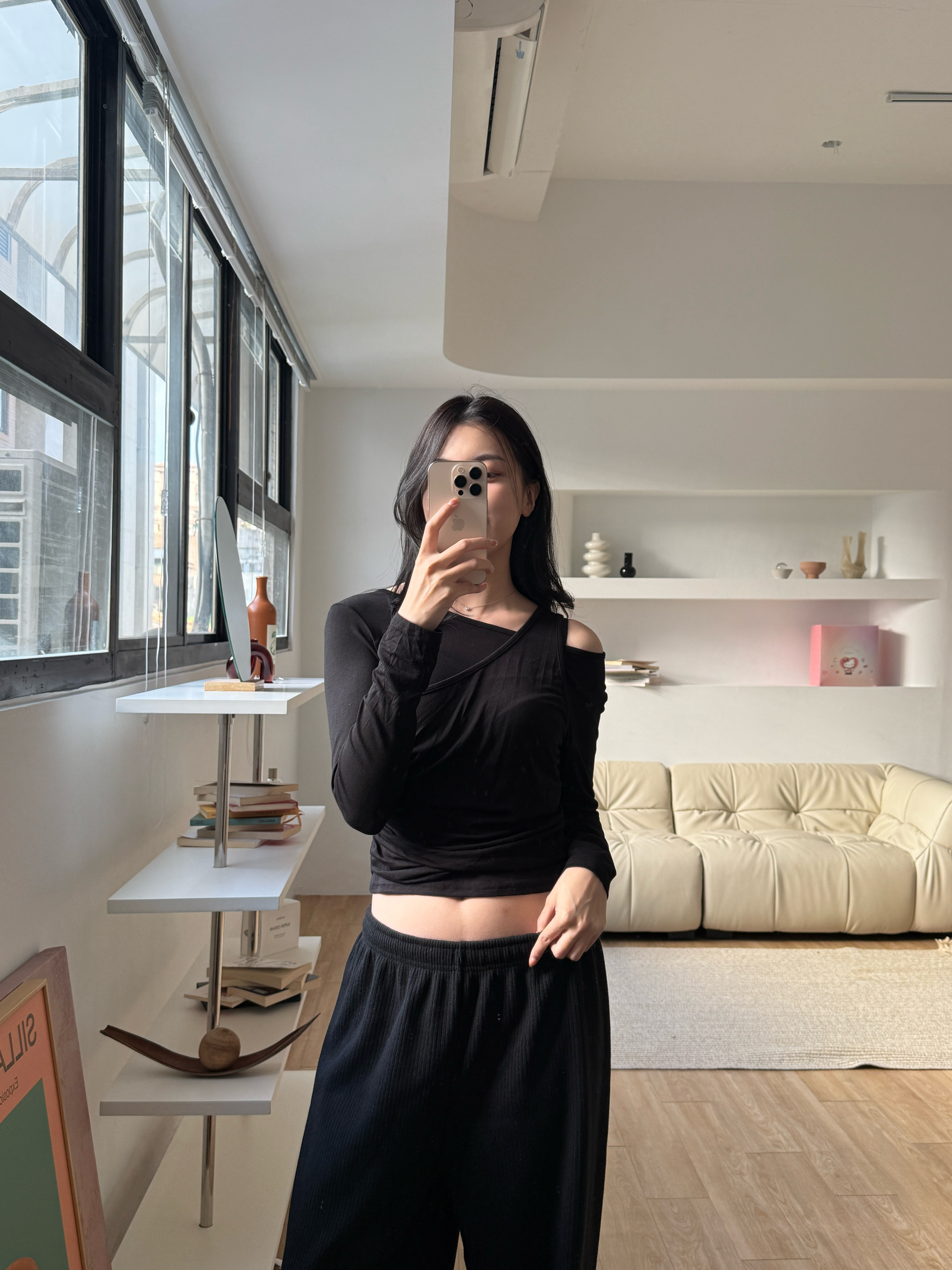 F06-女神感單肩抓皺上衣(白/杏/黑)