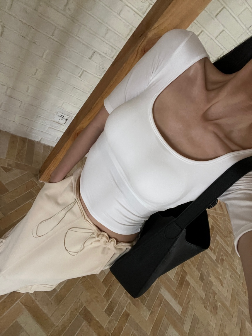 附胸墊掐腰中袖方U領上衣*4色