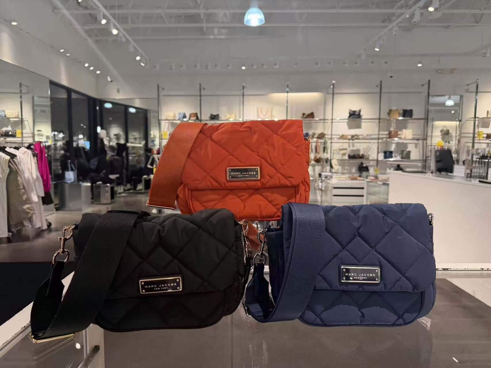 【直播】Marc Jacobs LX021107 菱格翻蓋斜咩包