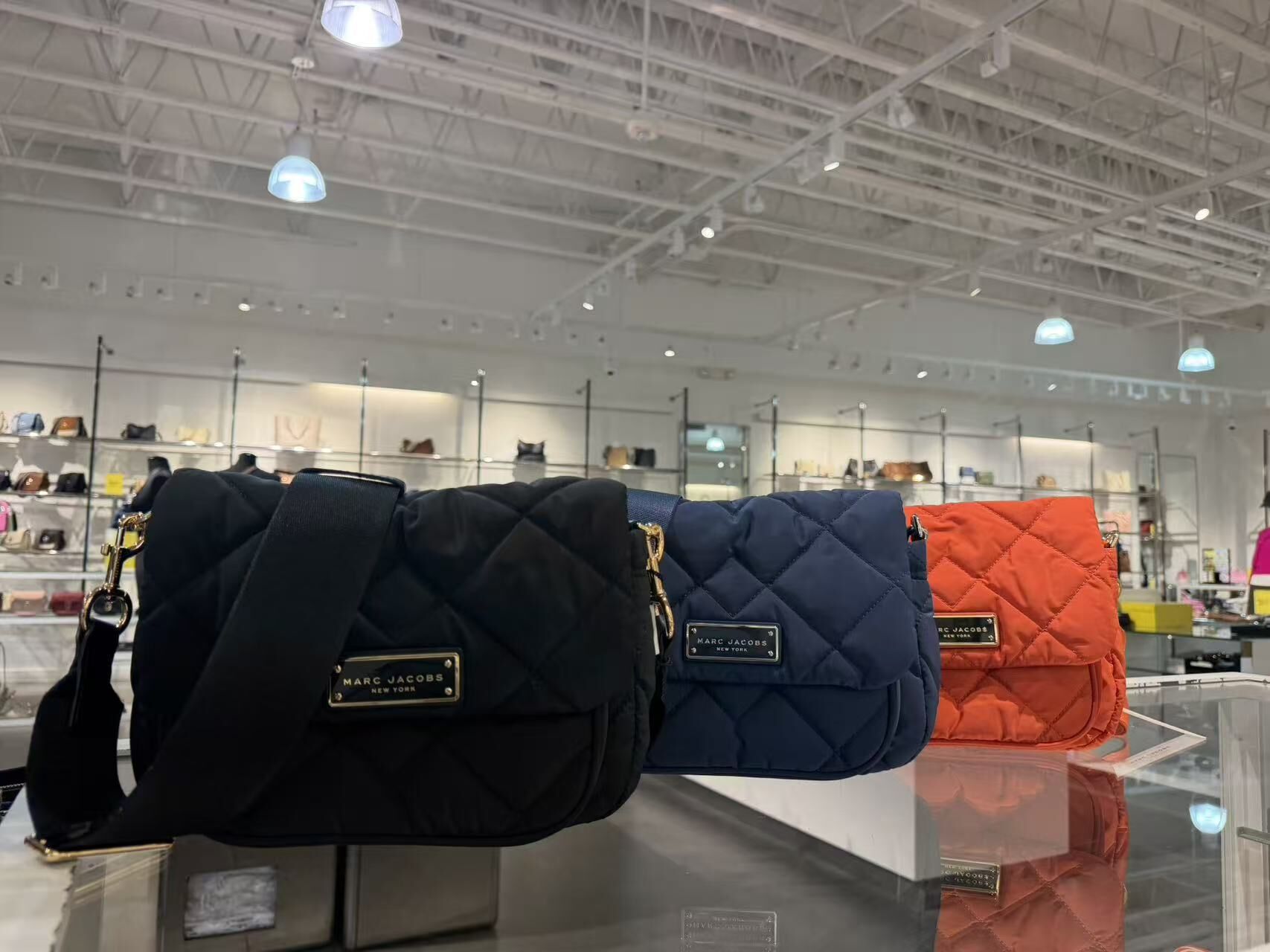 【直播】Marc Jacobs LX021107 菱格翻蓋斜咩包