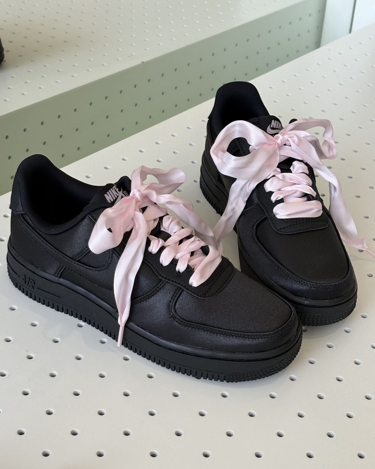 NIKE AIR FORCE 1 "BLACK SATIN" 黑粉 粉絲綢 緞帶 女鞋 IH2034-010 / 預購