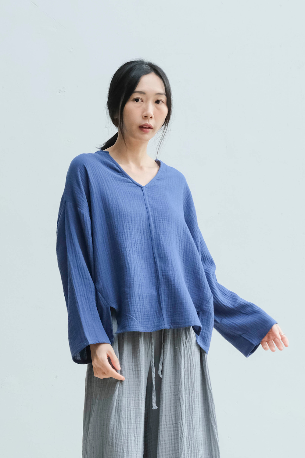 V領小開衩長袖上衣 / 雙層紗 藍
