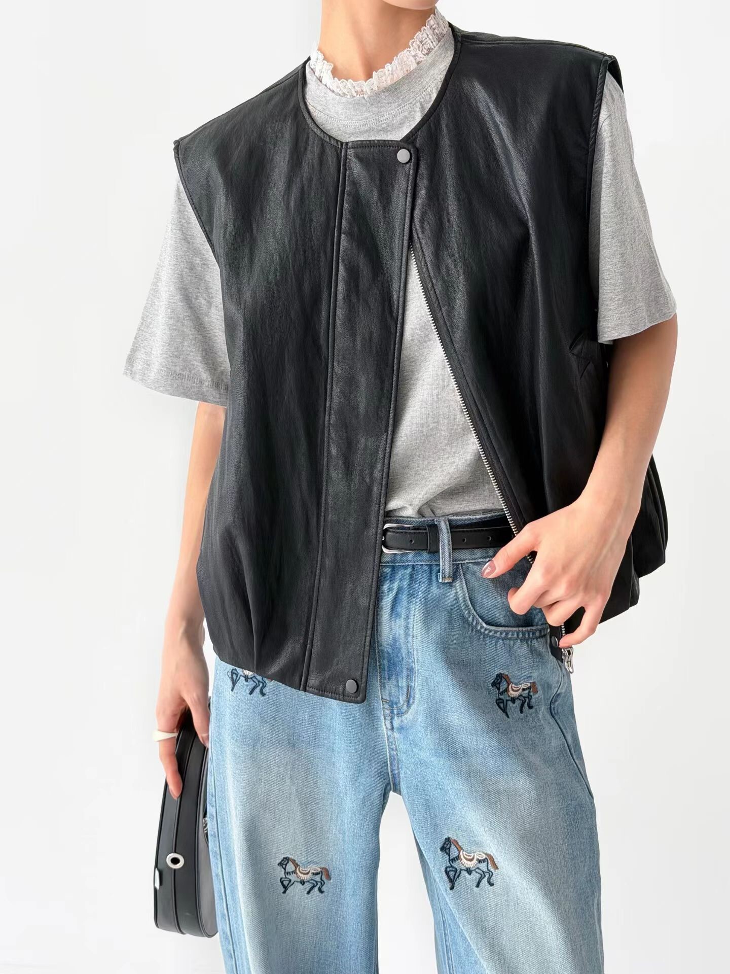 下抓褶圓領皮革背心