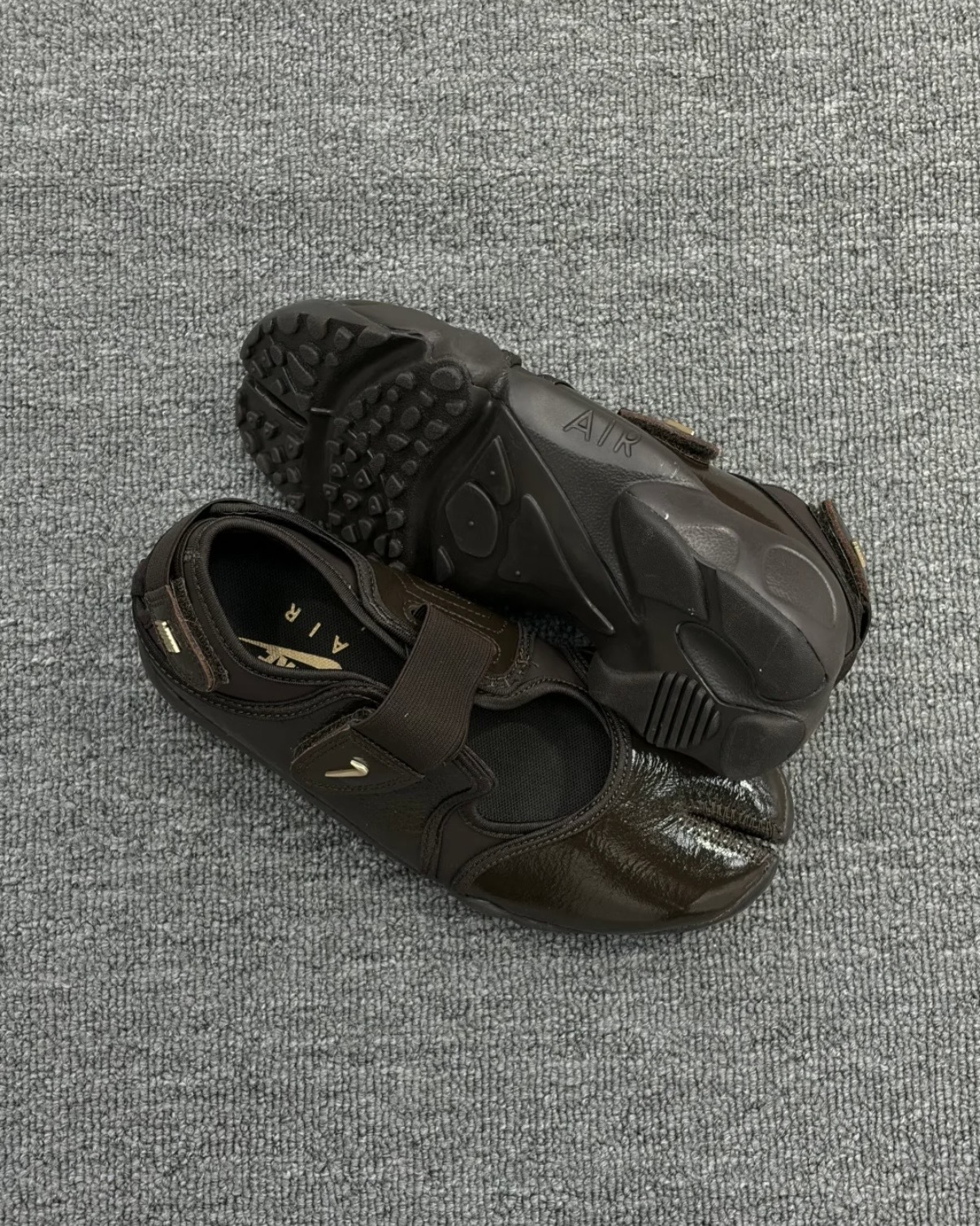 NIKE AIR RIFT 摩卡棕 巧克力棕 咖啡色 大地色 金屬LOGO 漆皮 忍者鞋 分趾鞋 涼鞋 女鞋 IB8954-200 / 預購