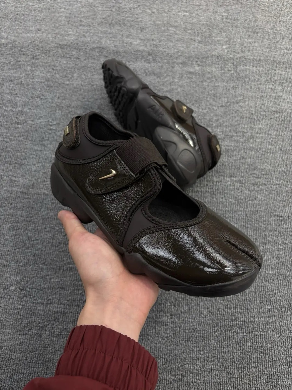 NIKE AIR RIFT 摩卡棕 巧克力棕 咖啡色 大地色 金屬LOGO 漆皮 忍者鞋 分趾鞋 涼鞋 女鞋 IB8954-200 / 預購