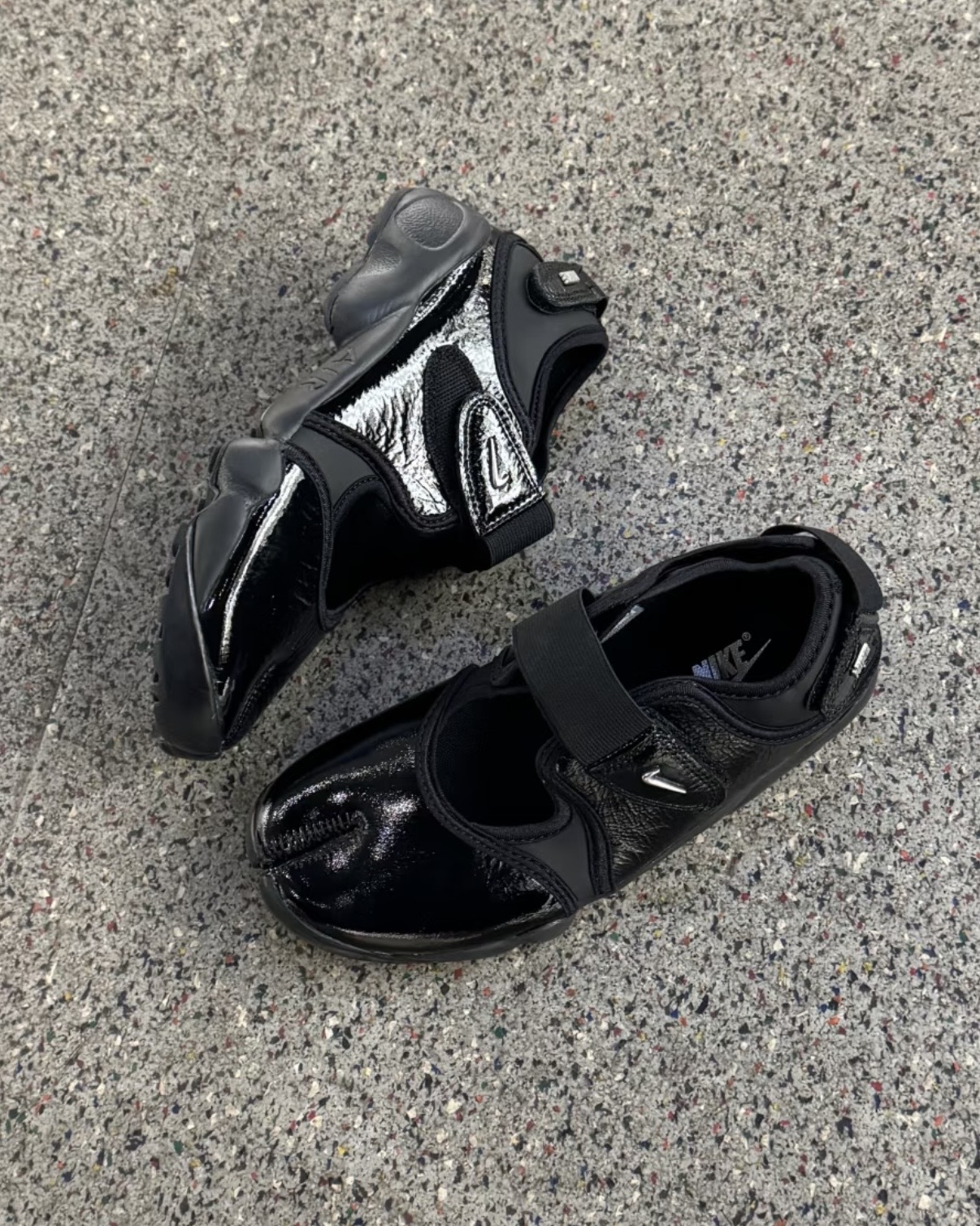 NIKE AIR RIFT 黑色 全黑 金屬LOGO 漆皮 忍者鞋 分趾鞋 涼鞋 女鞋 IB8954-001 / 預購