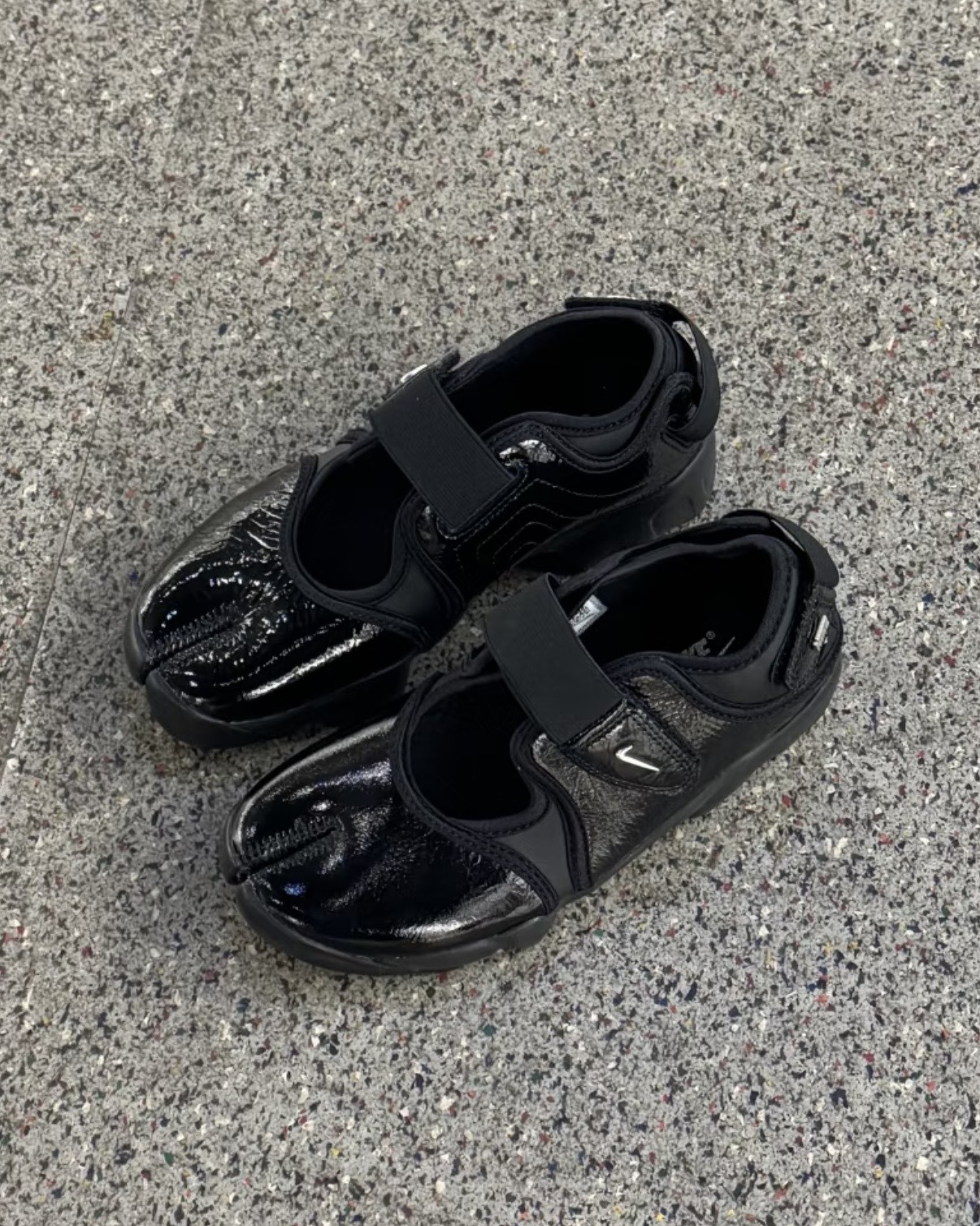 NIKE AIR RIFT 黑色 全黑 金屬LOGO 漆皮 忍者鞋 分趾鞋 涼鞋 女鞋 IB8954-001 / 預購