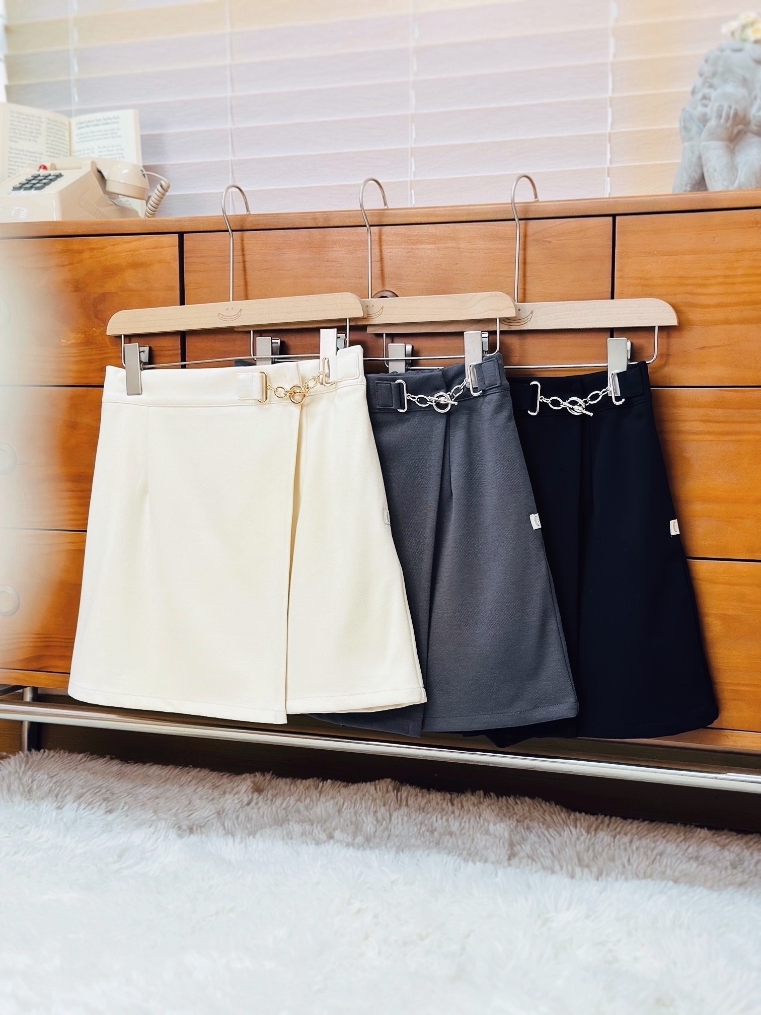 三色 / 氣質感穿針對扣短裙褲 / Elegant Toggle Hardware Front-Wrap Skort