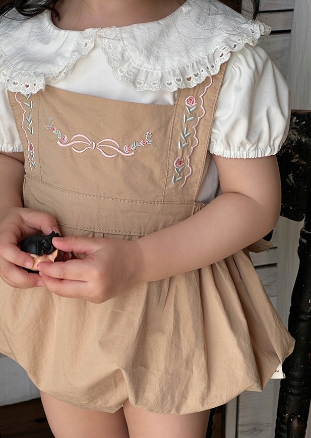 雕花愛心娃娃領上衣+田園刺繡吊帶褲(73-100)