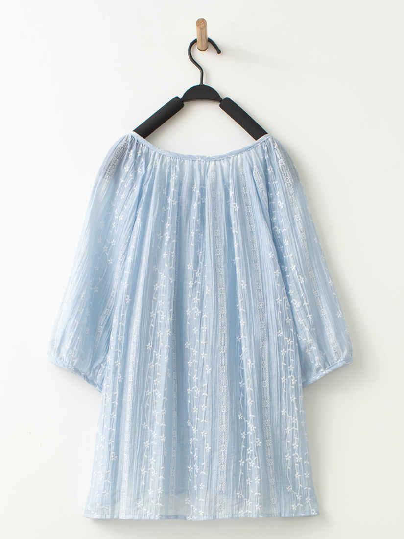 微光澤透膚繡花領口綁帶上衣