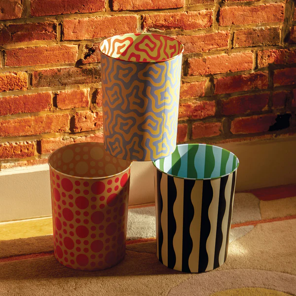 Dusen Dusen-垃圾桶，標誌性的螺旋圖案，以韻律和重複為靈感，呈現出動感十足的色彩和動態美感