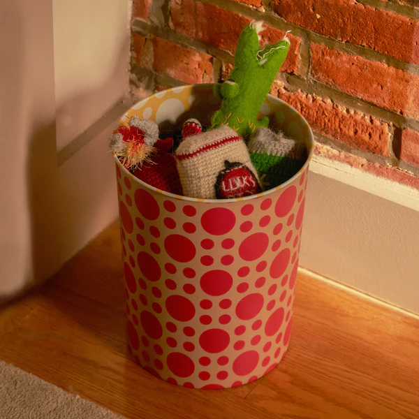 Dusen Dusen-垃圾桶，輕巧靈活的造型和醒目的圖案設計，使其成為創意空間中充滿活力的點綴。