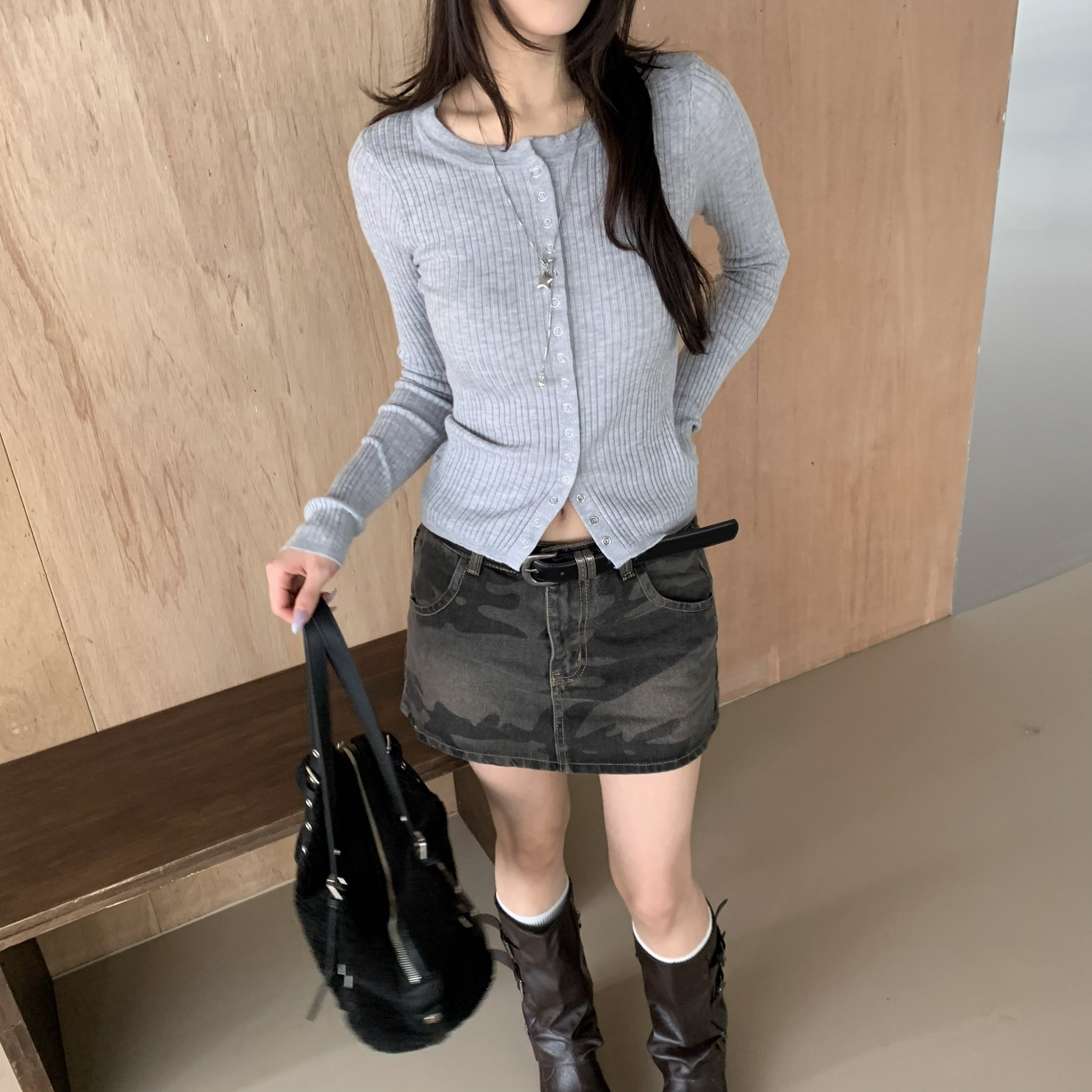 ISA_clean fit慵懶感 時髦排釦坑條針織上衣_61046