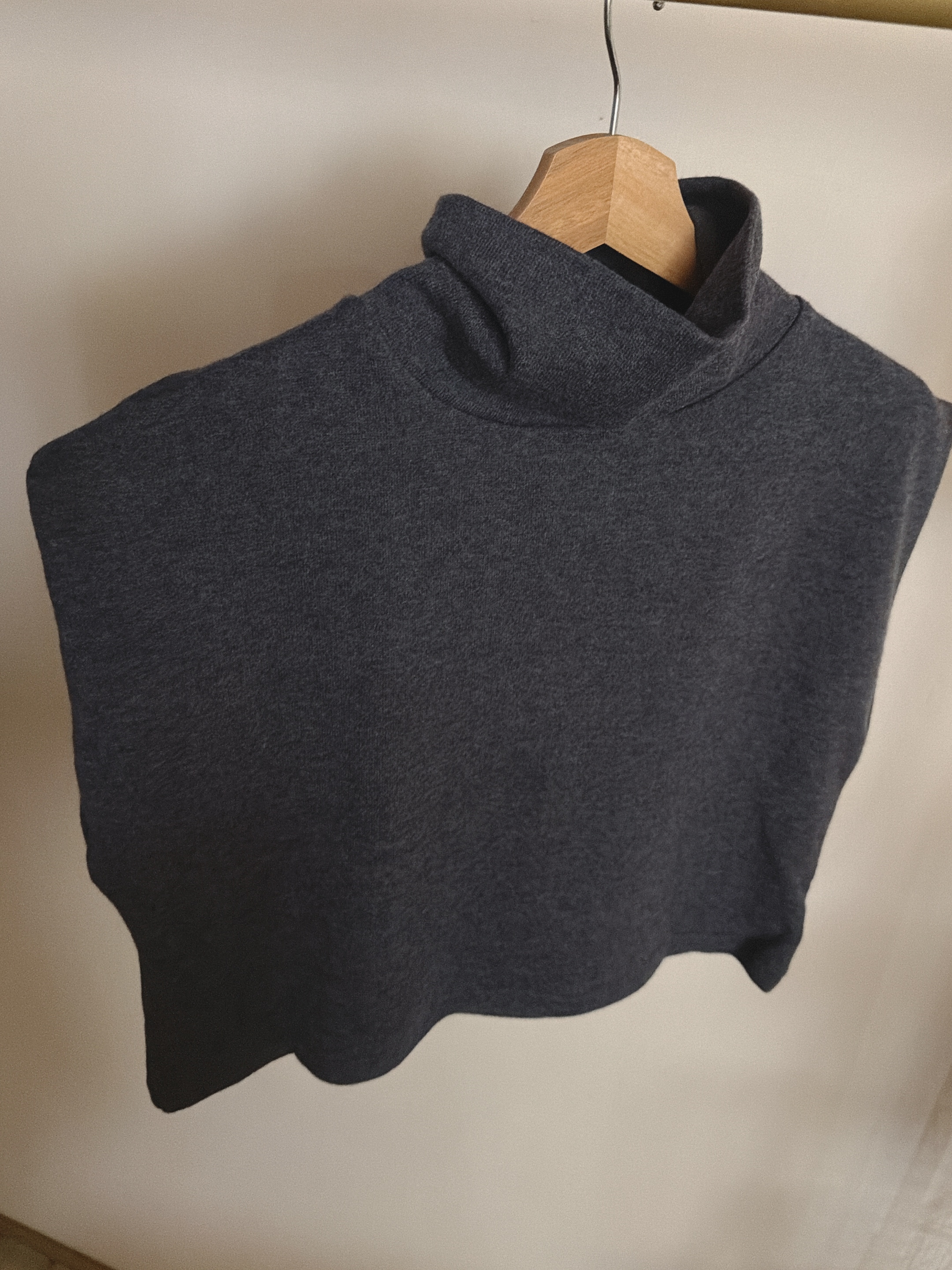 現貨/爆單簡約家！喔膩無印感高領造型背心