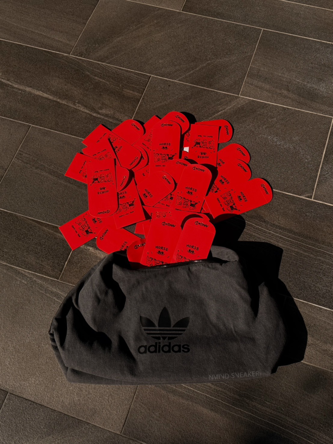 <誇誇誇大降價> Adidas Originals 蓬鬆單肩包 牛仔黑