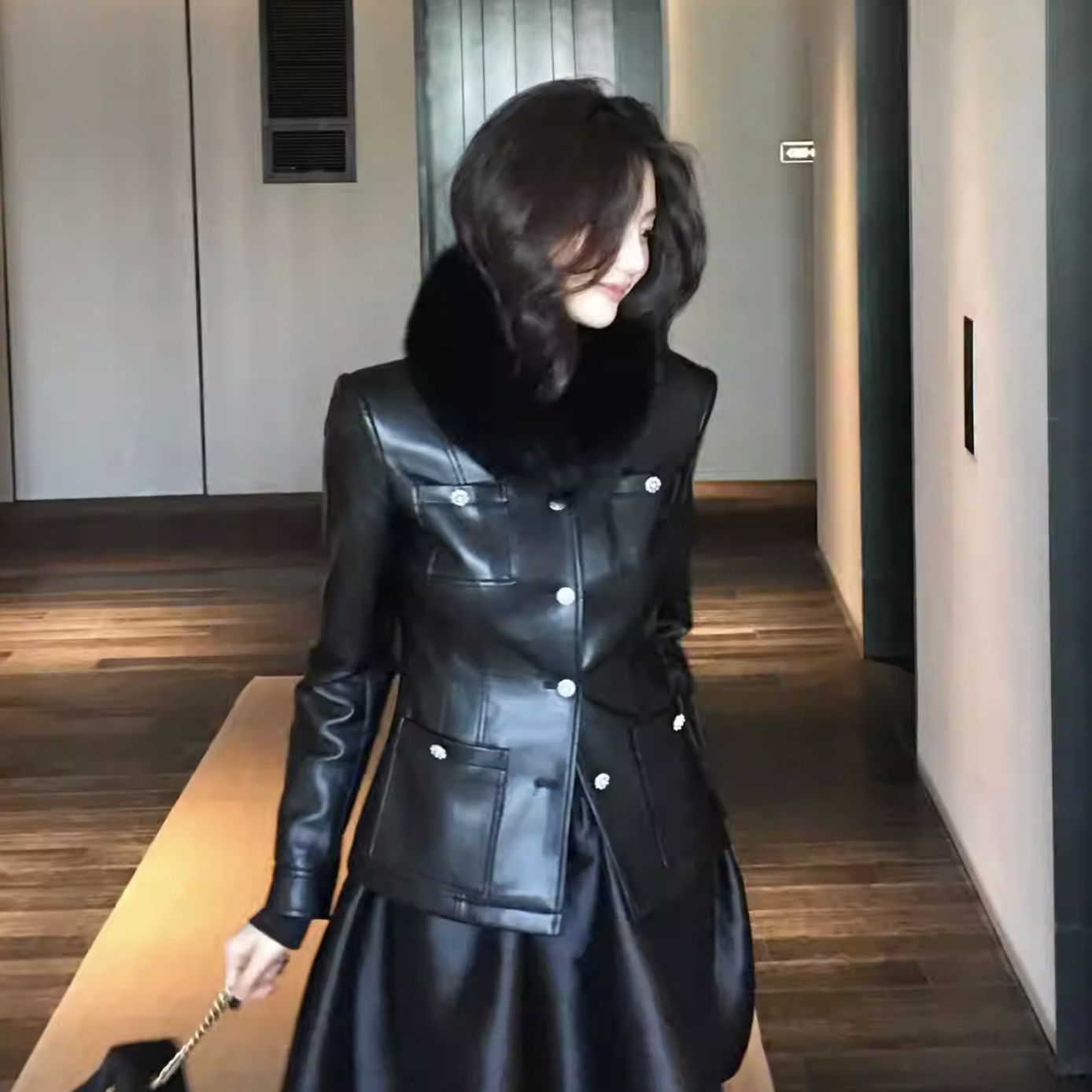 經典黑圓領排釦PU皮革外套皮衣-S-L (Elegant & Love)