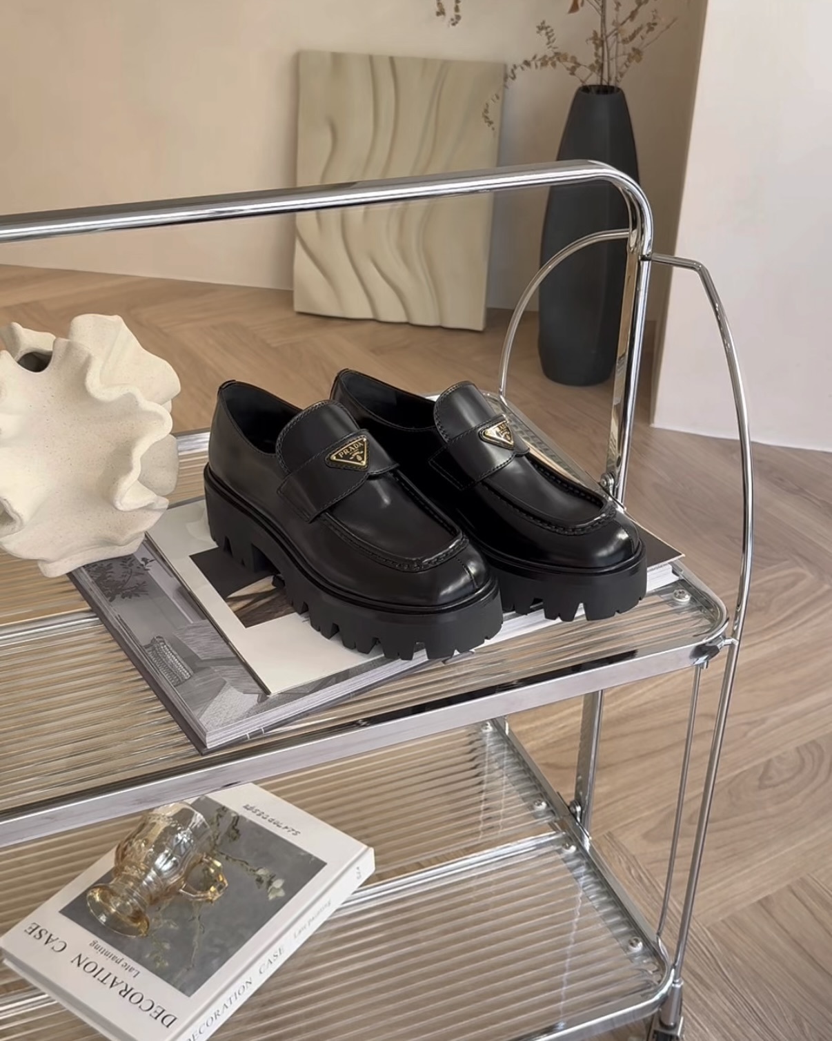 PRADA｜亮面皮革樂福鞋 黑色 三角形金色