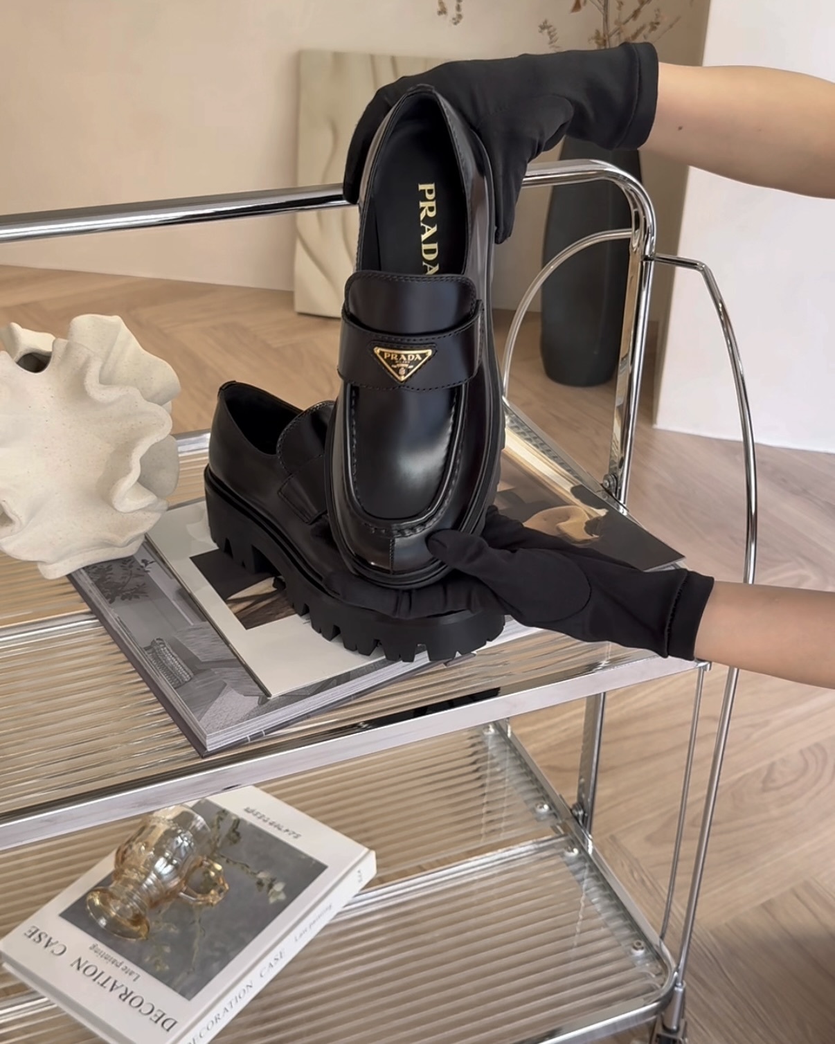 PRADA｜亮面皮革樂福鞋 黑色 三角形金色