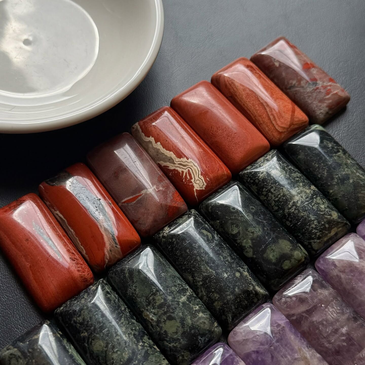 [原石] 綜合水晶蛋面 長條形 紅碧玉、剛巴巴碧玉、夢幻紫晶、薔薇輝石、虎眼石、青金石