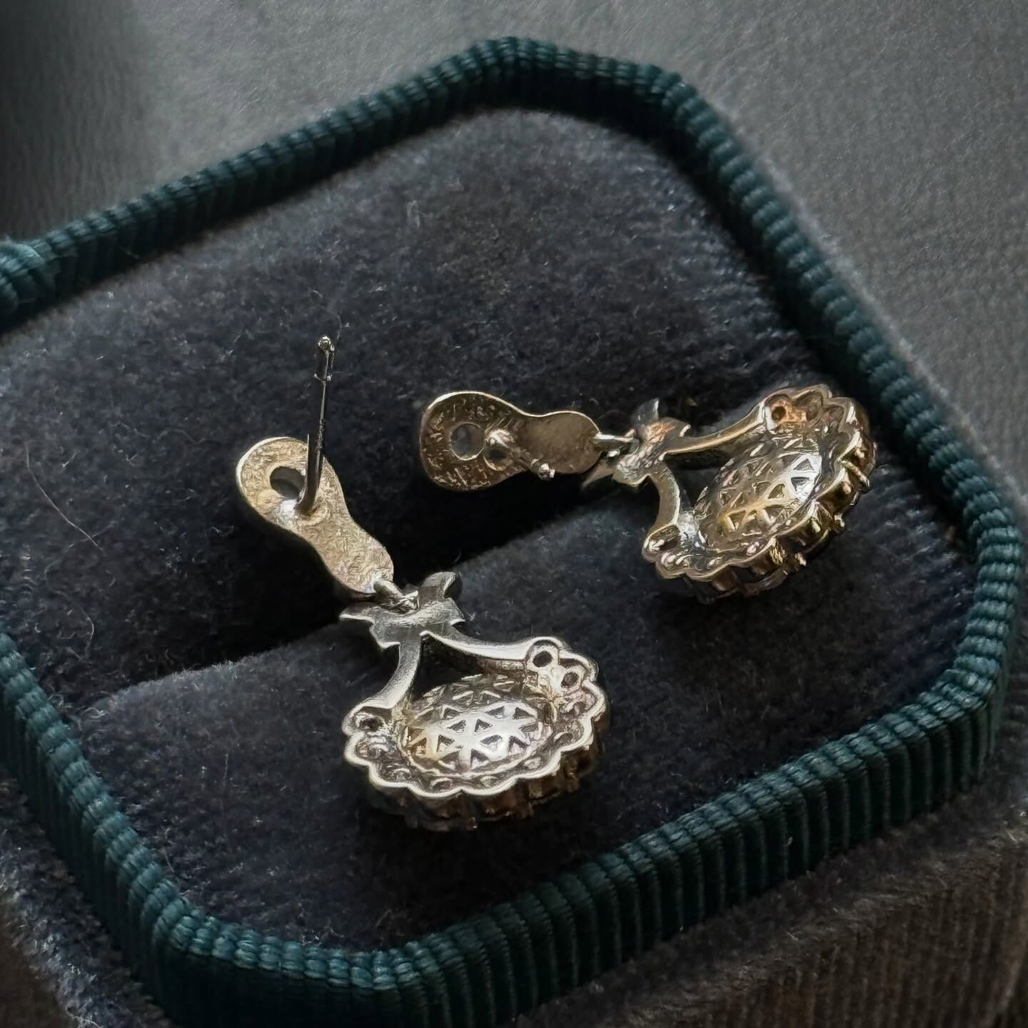 [原石] 黑母貝 水晶耳環