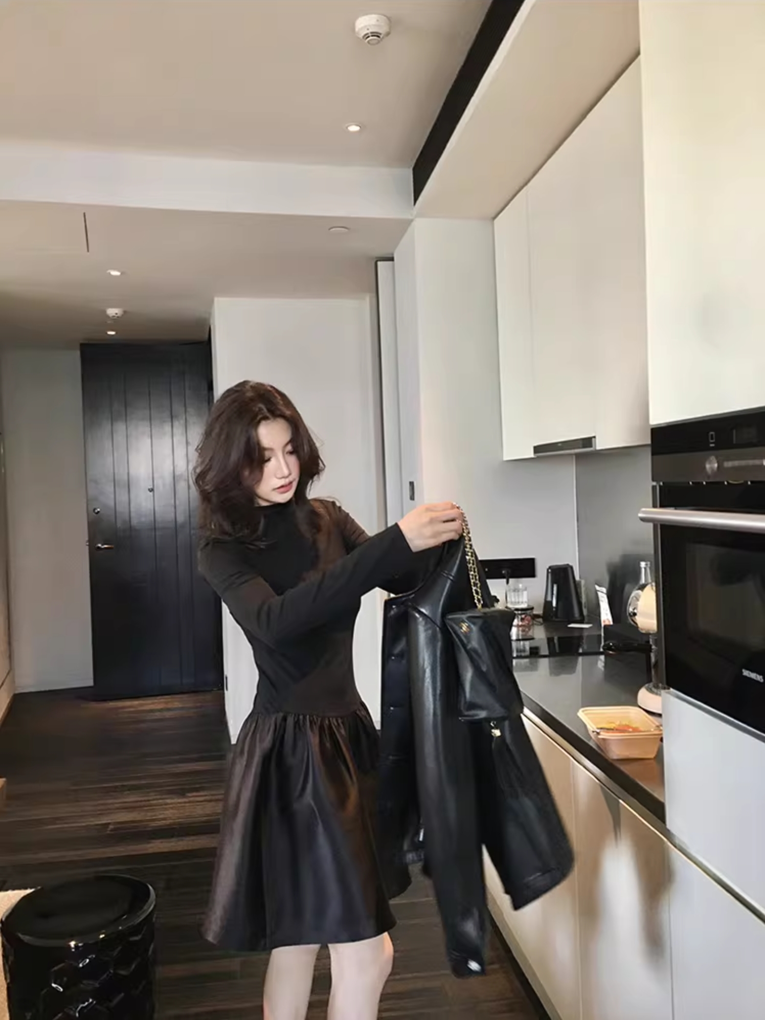 經典黑拼接皮革裙擺造型短洋裝-S-XL (Elegant & Love)