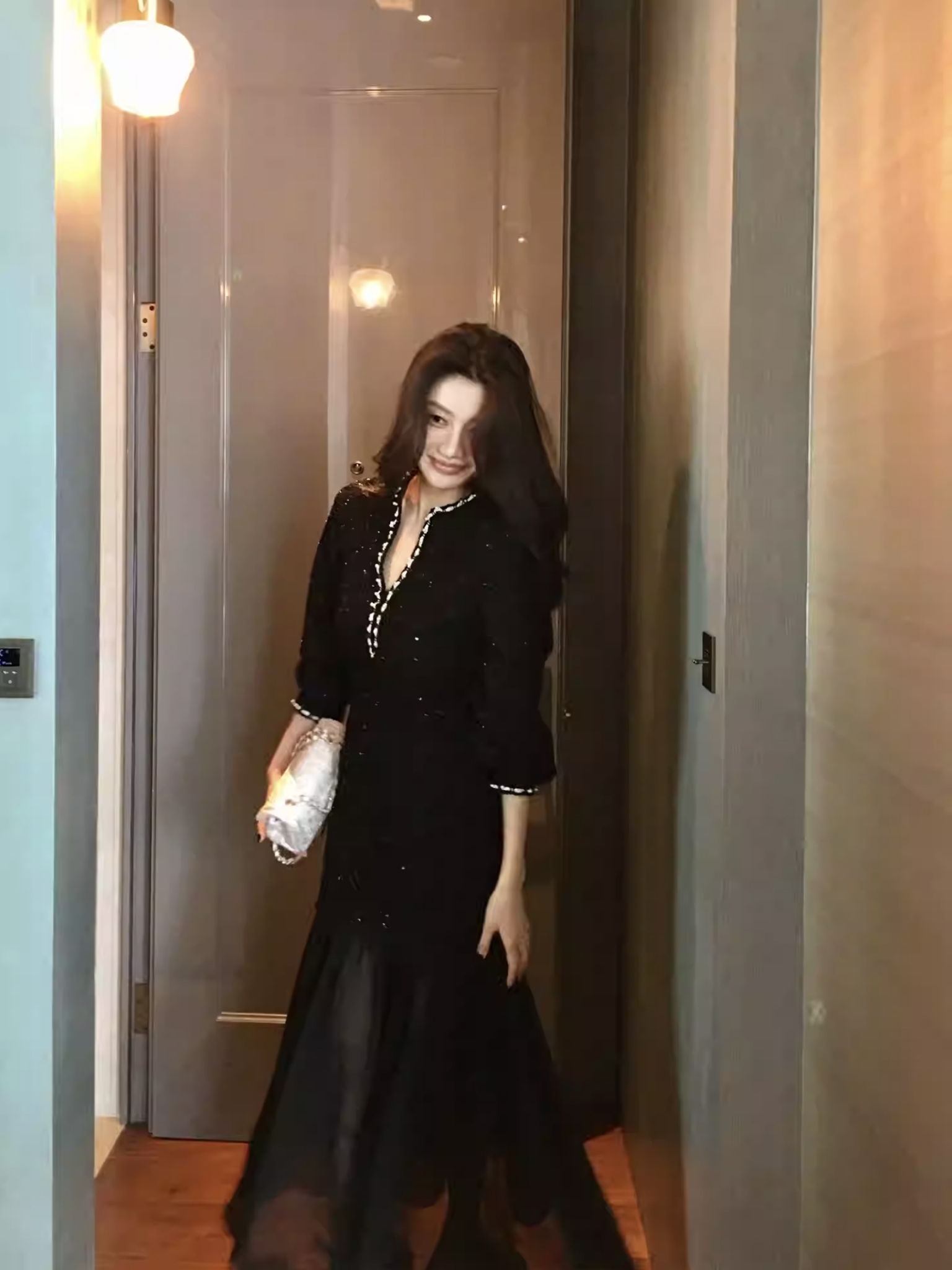 經典黑鏈條滾邊V領拼接紗質裙擺長洋裝-S-L (Elegant & Love)