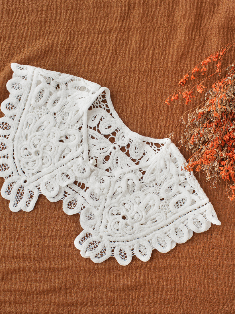 蕾絲勾花珍珠釦領片(2色)