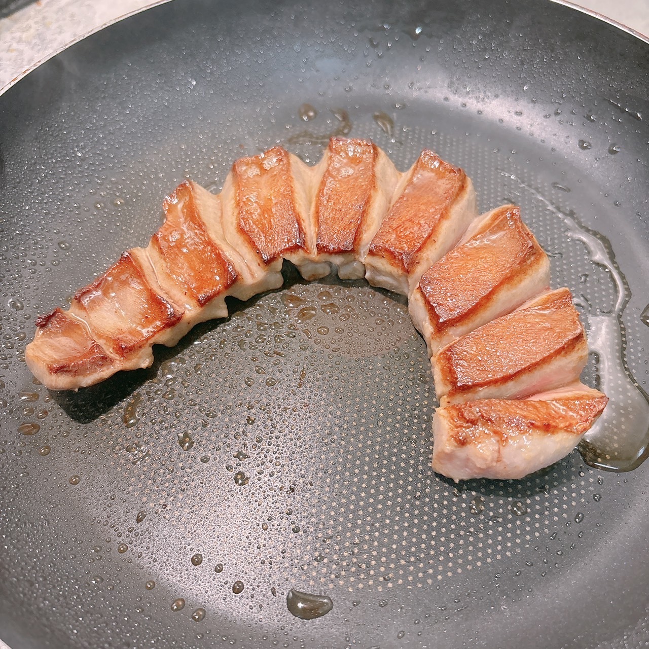 如何煎出脆彈牛舌-中小火雙面煎至金黃鎖住肉汁