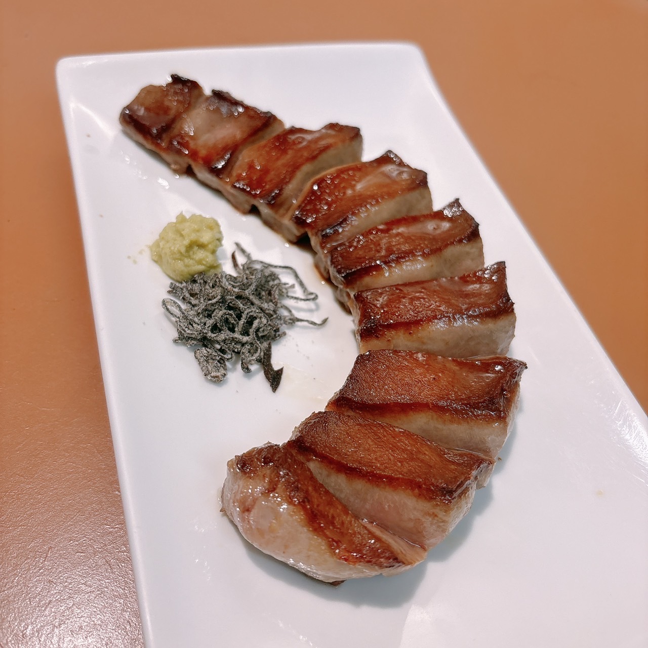 澳洲幻切牛舌成品-搭配昆布鹽與山葵醬