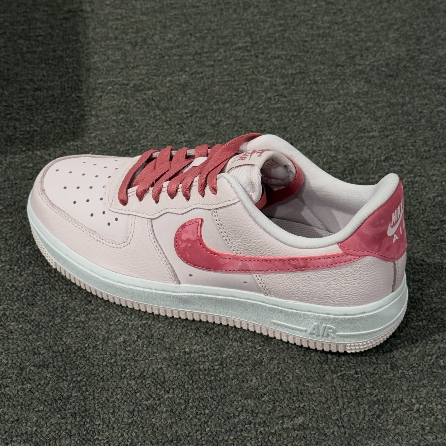 Nike Air Force 1 '07 "Valentine’s Day" 情人節限定情侶款 女款 粉色 IO8755-600